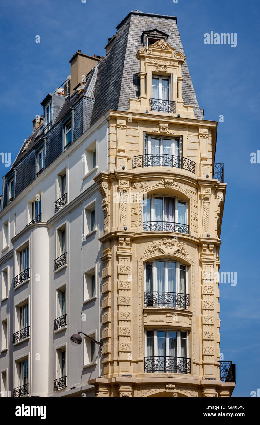 Stile Belle epoque edificio nel dodicesimo arrondissement di Parigi con fodera di balconi, ringhiere in ferro battuto e ardesia mansarda Foto Stock