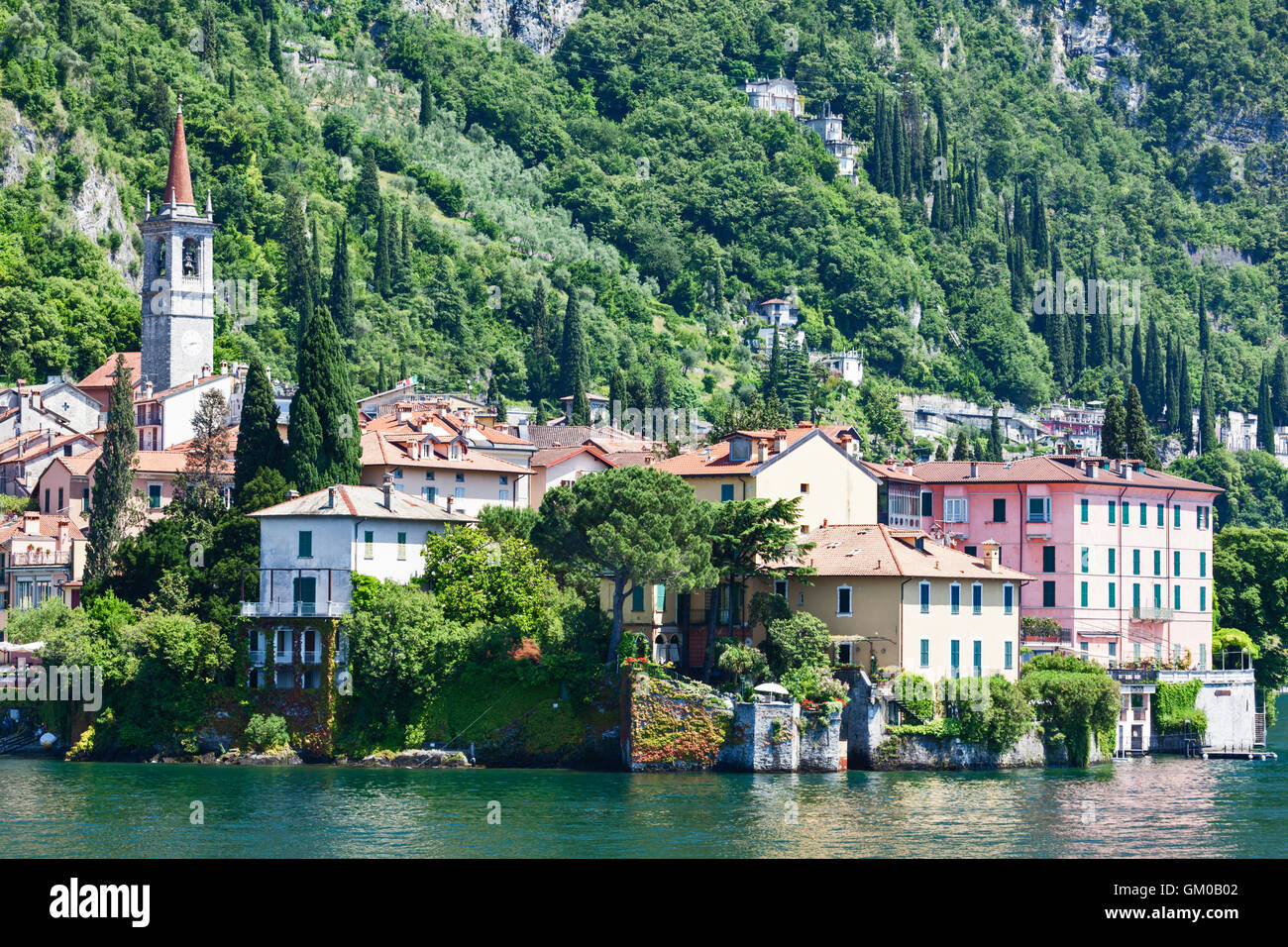 Il pittoresco villaggio sul lago di Varenna sul lago di Como in Lombardia, Italia. Foto Stock