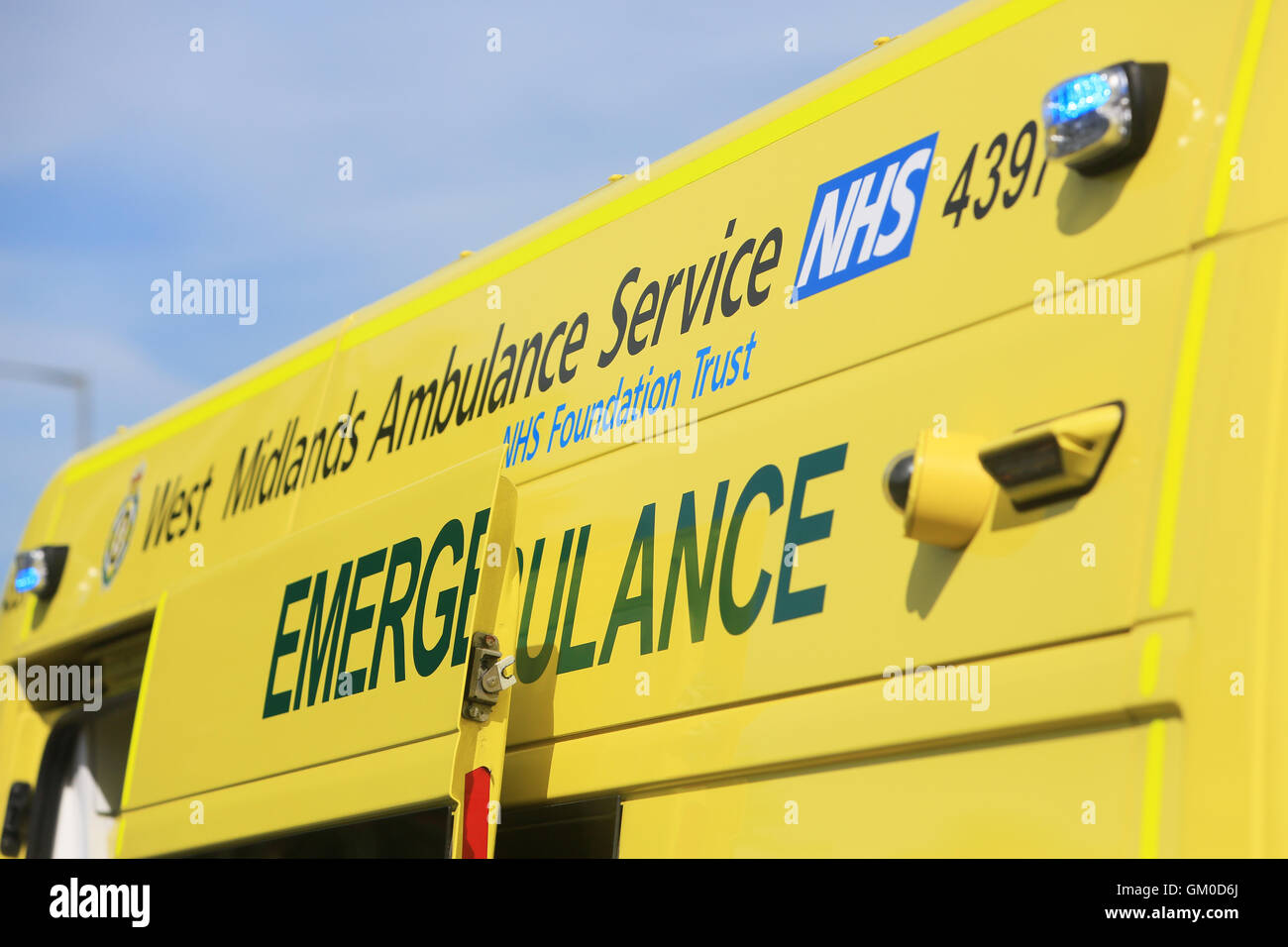 Dettaglio di un West Midlands Servizio Ambulanza Ambulanze di emergenza in Stafford Foto Stock