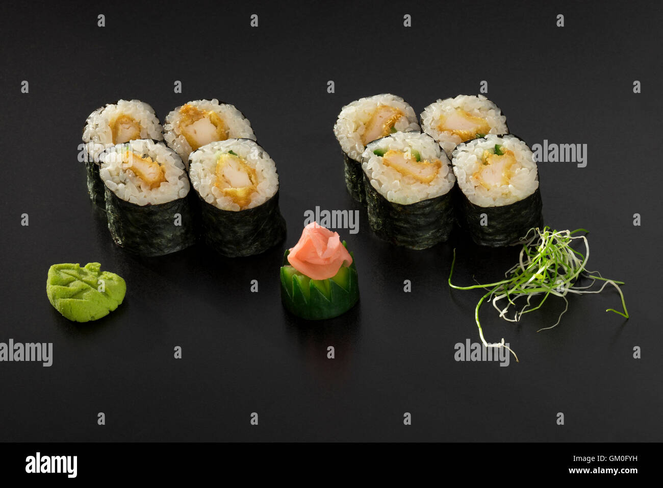 Fresche fatte I sushi giapponesi Le bobine con cetrioli Foto Stock