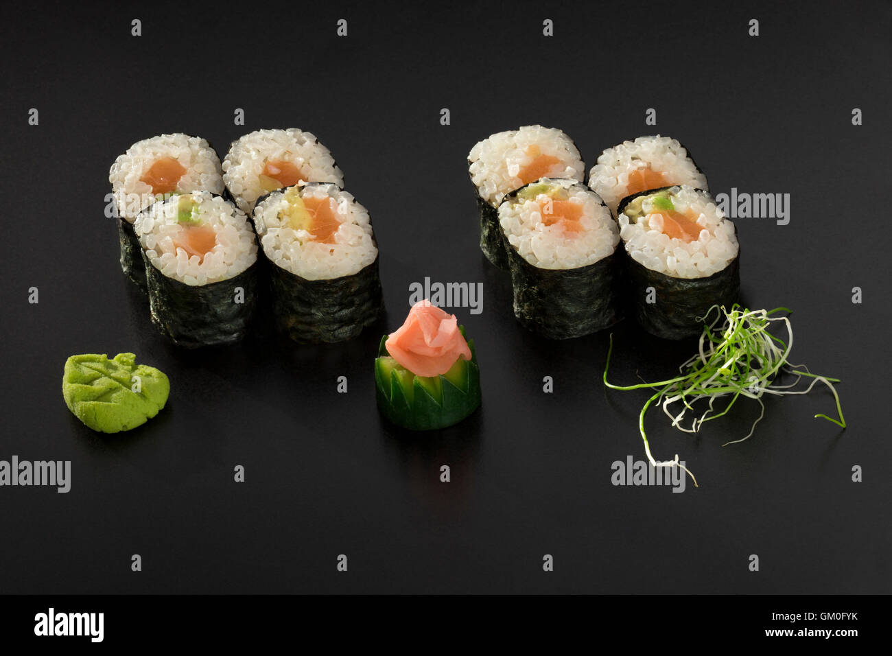 Fresche fatte I sushi giapponesi Le bobine con salmone e avocado Foto Stock