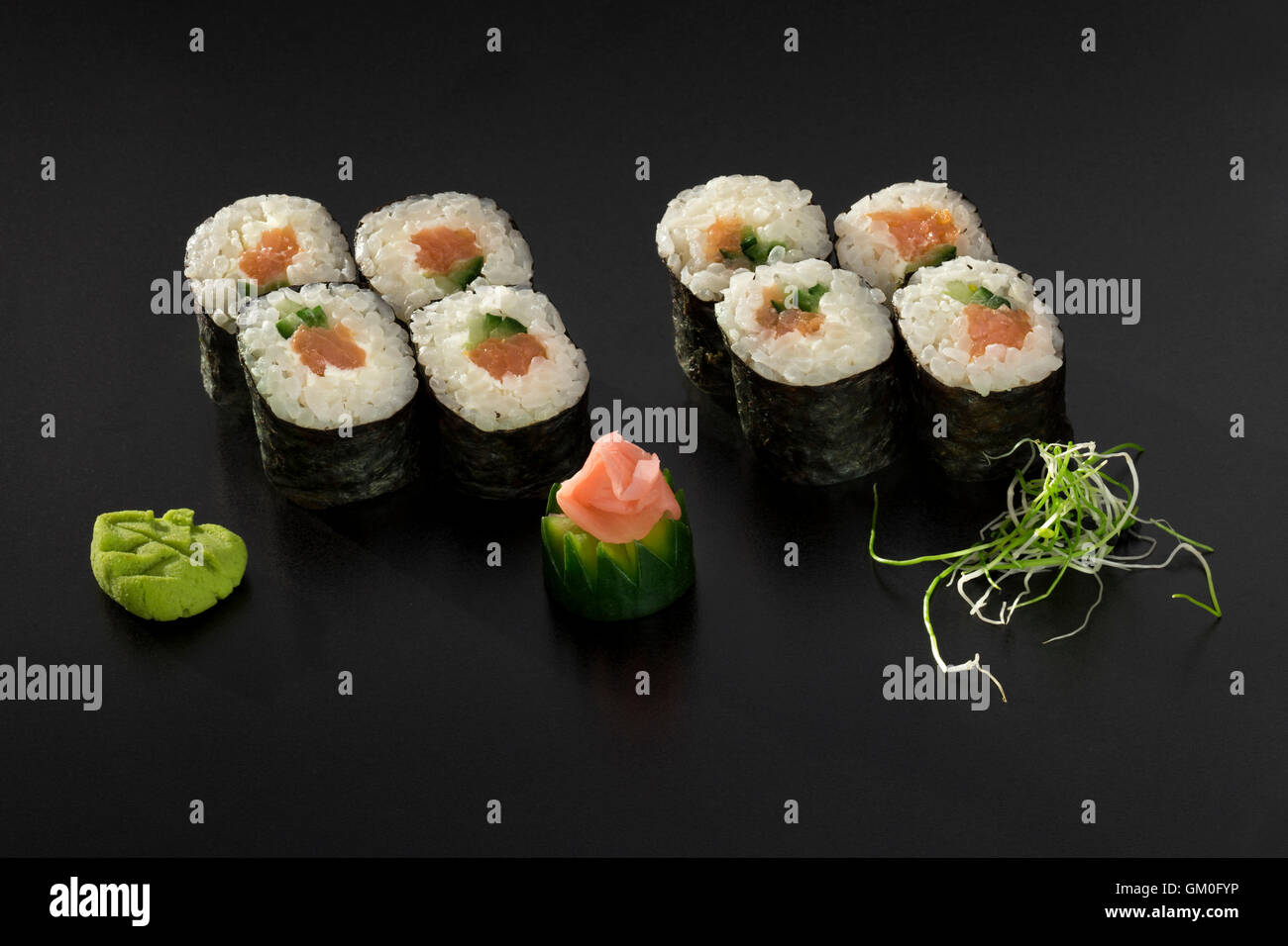 Fresche fatte I sushi giapponesi Le bobine con tonno e cucambers Foto Stock