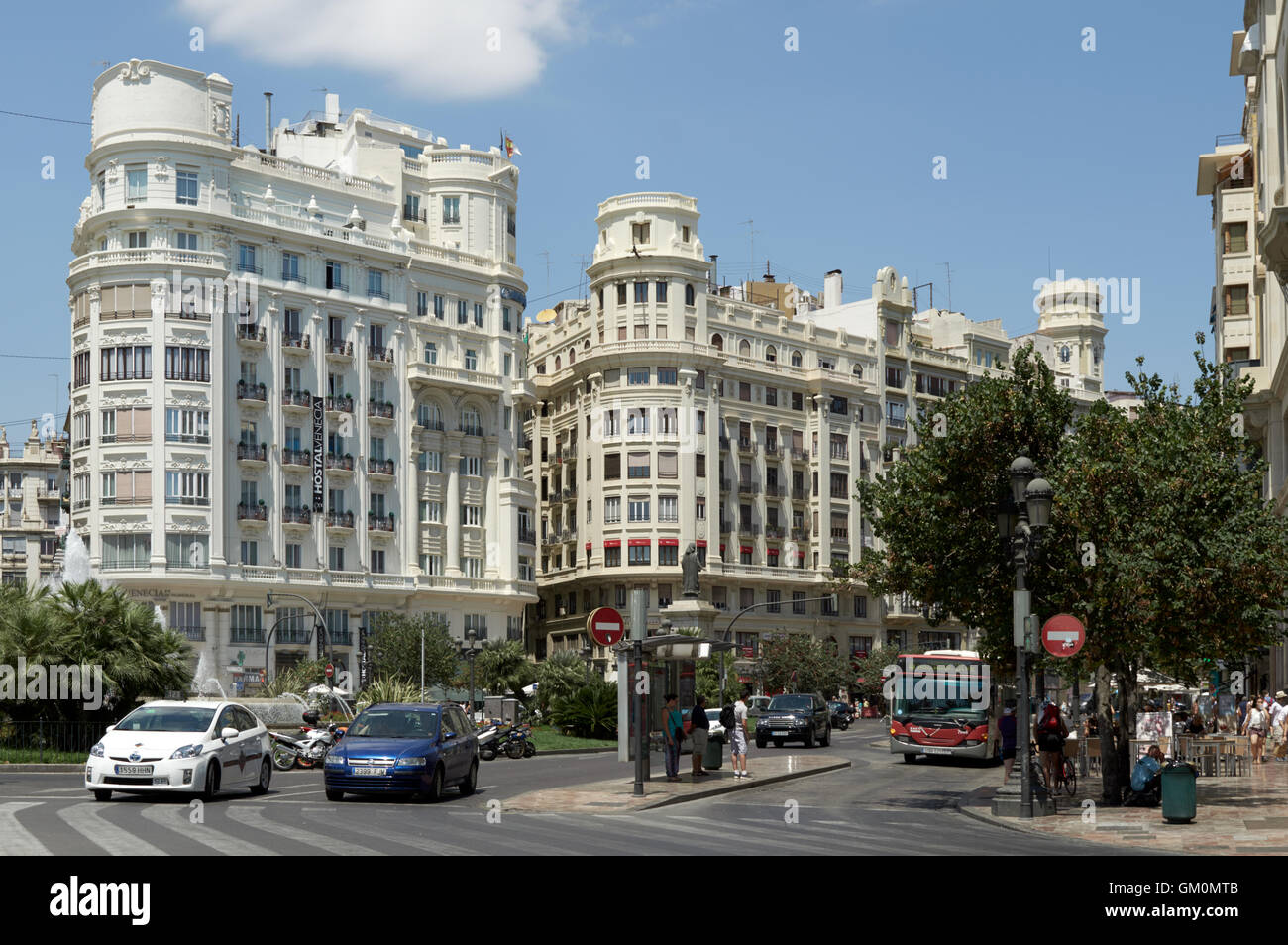 I turisti al parco di Gaudi Valencia Foto Stock