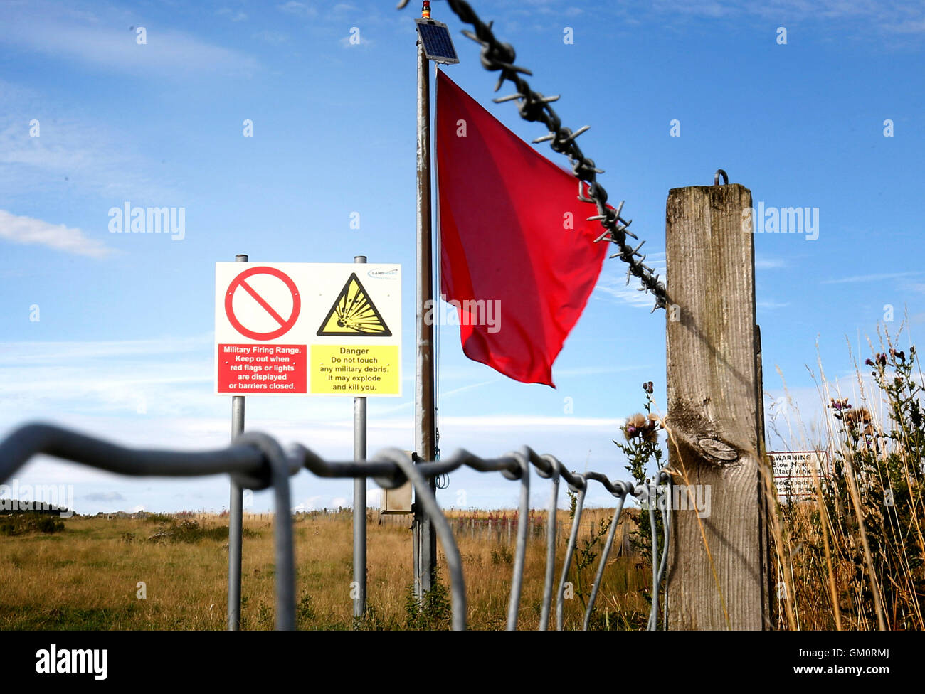 Cartelli di pericolo sulla strada che conduce all'ingresso della struttura Otterburn Training Camp nel Northumberland, in cui un soldato è morto mentre partecipano in un night live-esercizio di sparo. Foto Stock