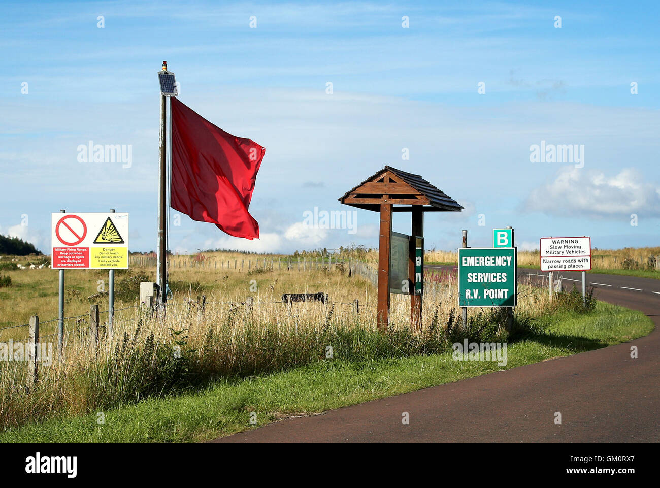 Vista generale della strada che conduce all'ingresso della struttura Otterburn Training Camp nel Northumberland, in cui un soldato è morto mentre partecipano in un night live-esercizio di sparo. Foto Stock