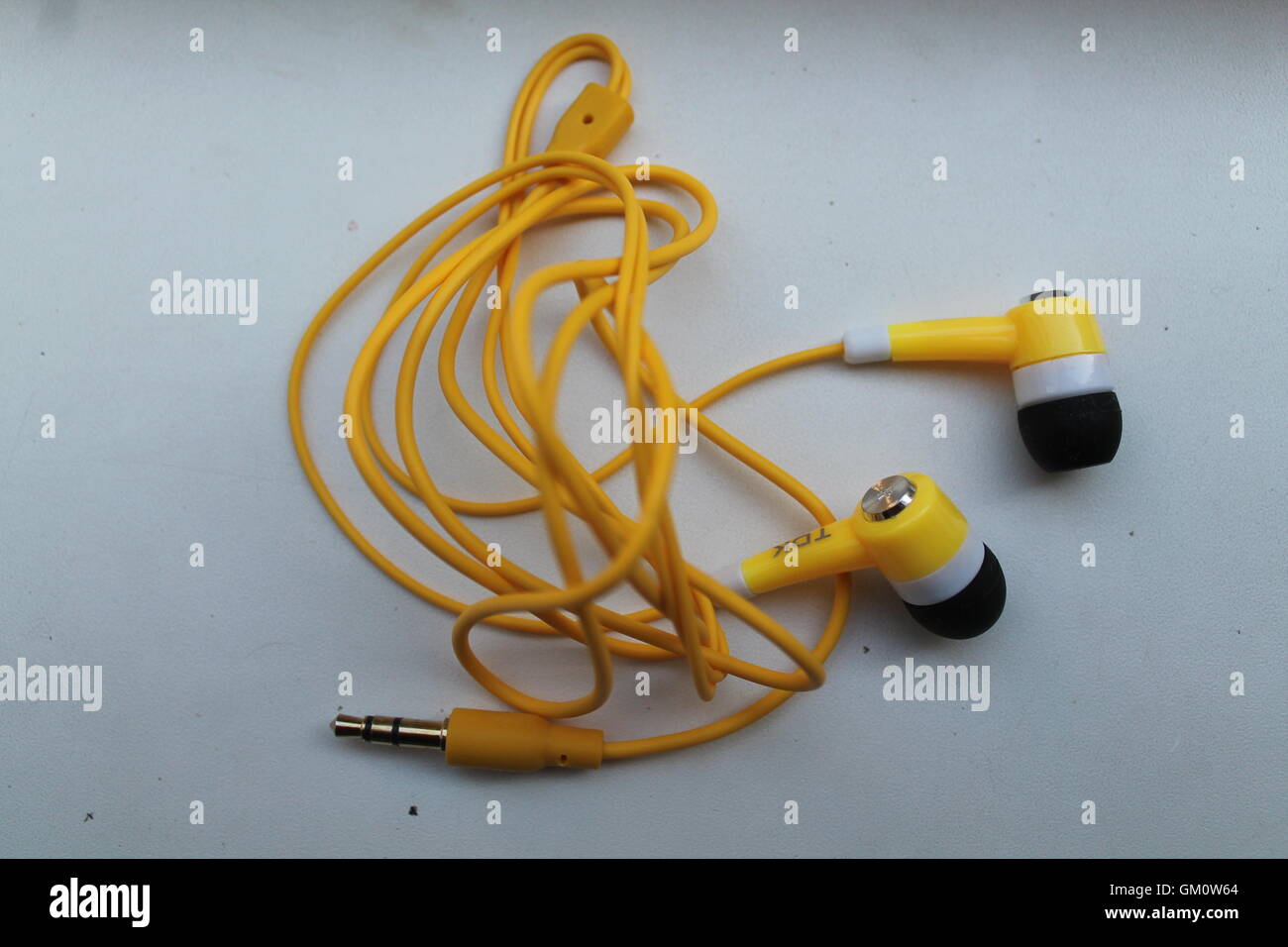 Giallo brillante stile giovanile cuffia con i tappi morbidi e isolamento in gomma Foto Stock