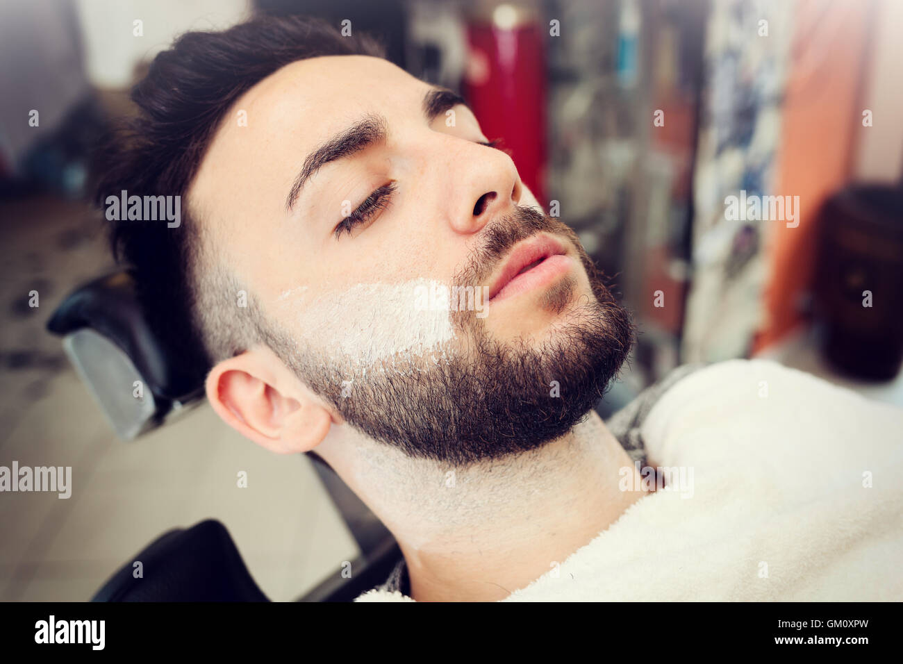Rito della rasatura della barba in un vecchio stile di barbiere. Foto Stock