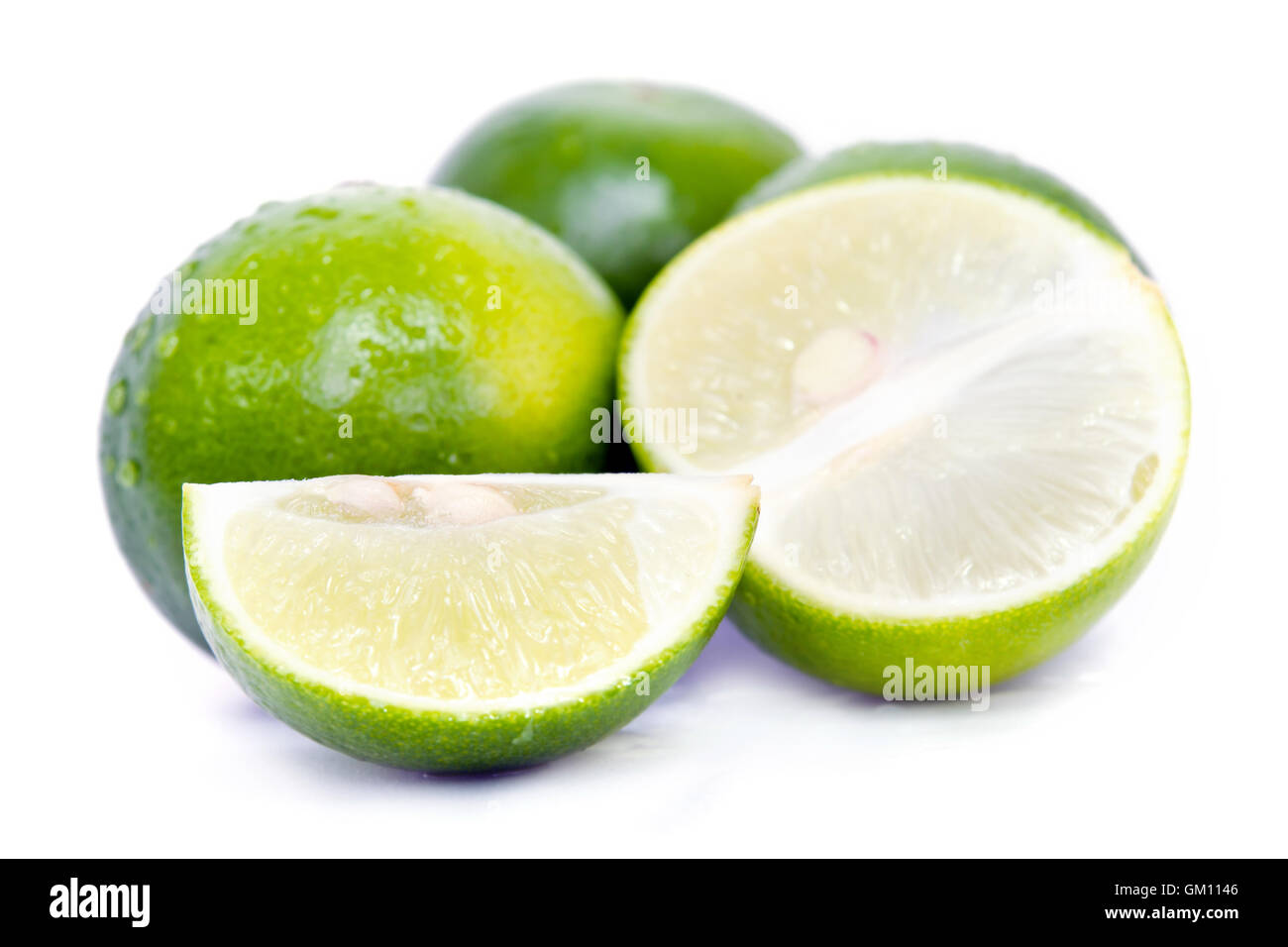Limone (Altri nomi sono calce in francese, agrumi, verde lime, key lime,  persiano di calce, combava, deserto lime) con ha Foto stock - Alamy