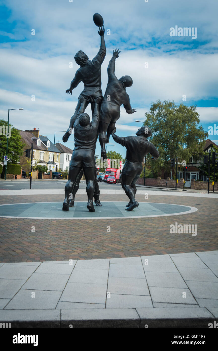 Bronzo iconica del rugby line-out dello scultore Gerald Laing fuori il Twickenham Stadium di Londra, Regno Unito. Foto Stock