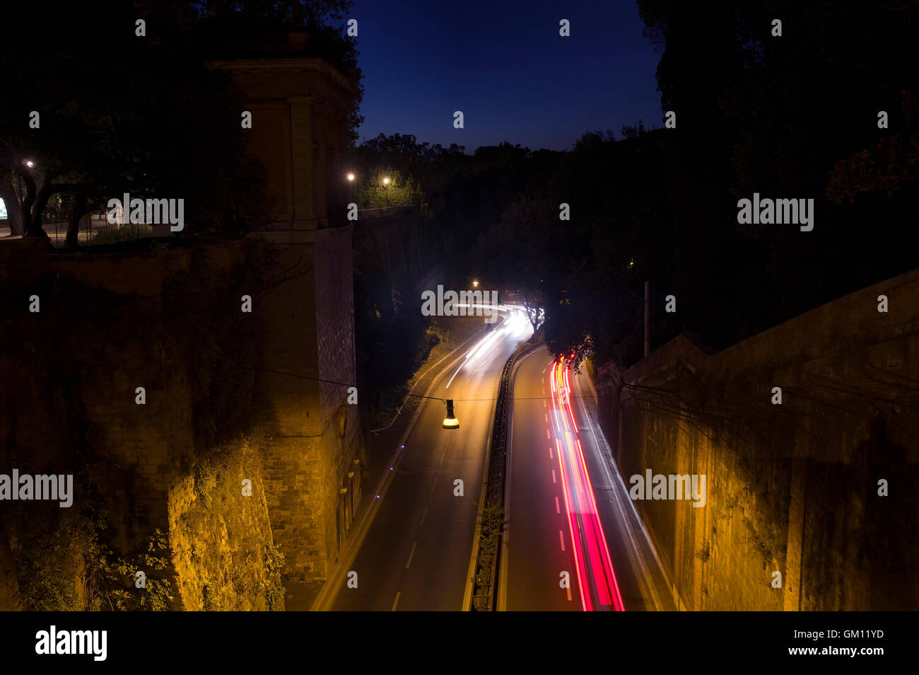 Viale del Muro Torto visto dal viadotto che collega i giardini del Pincio e  i giardini di Villa Borghese di notte, Roma, Ita Foto stock - Alamy