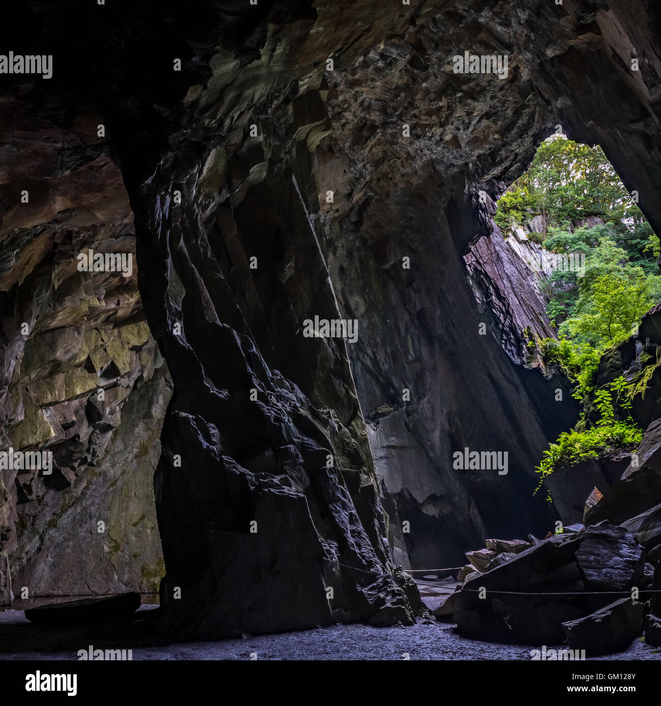 'Cattedrale', è un 40-piedi (12 m) alta camera principale in una vecchia miniera di ardesia nella piccola langdale valley. È illuminata da due wind Foto Stock
