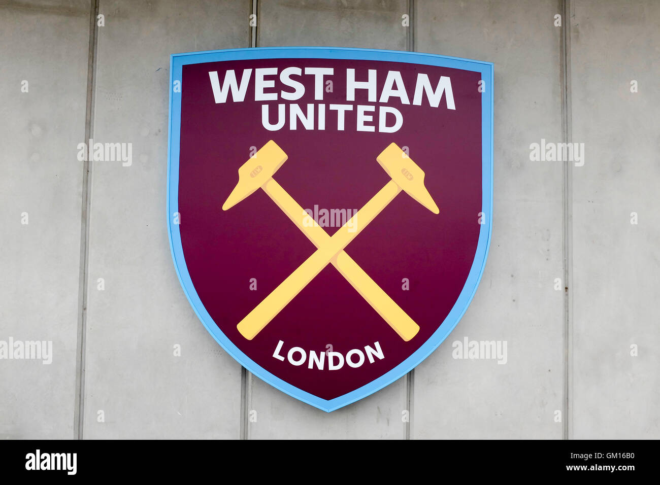 West Ham United logo sul nuovo Stadio negozio accanto al convertito 2012 Olympic Stadium Foto Stock