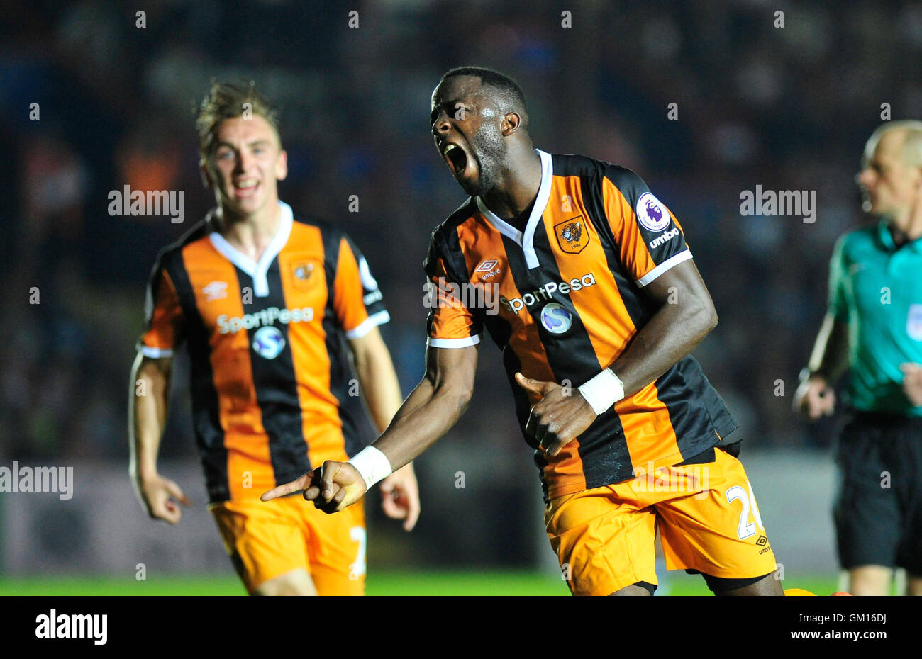 Hull City's Adama Diomande celebra il suo obiettivo di rendere 2-1 durante la Coppa EFL, secondo round in abbinamento al St James Park, Exeter. Foto Stock