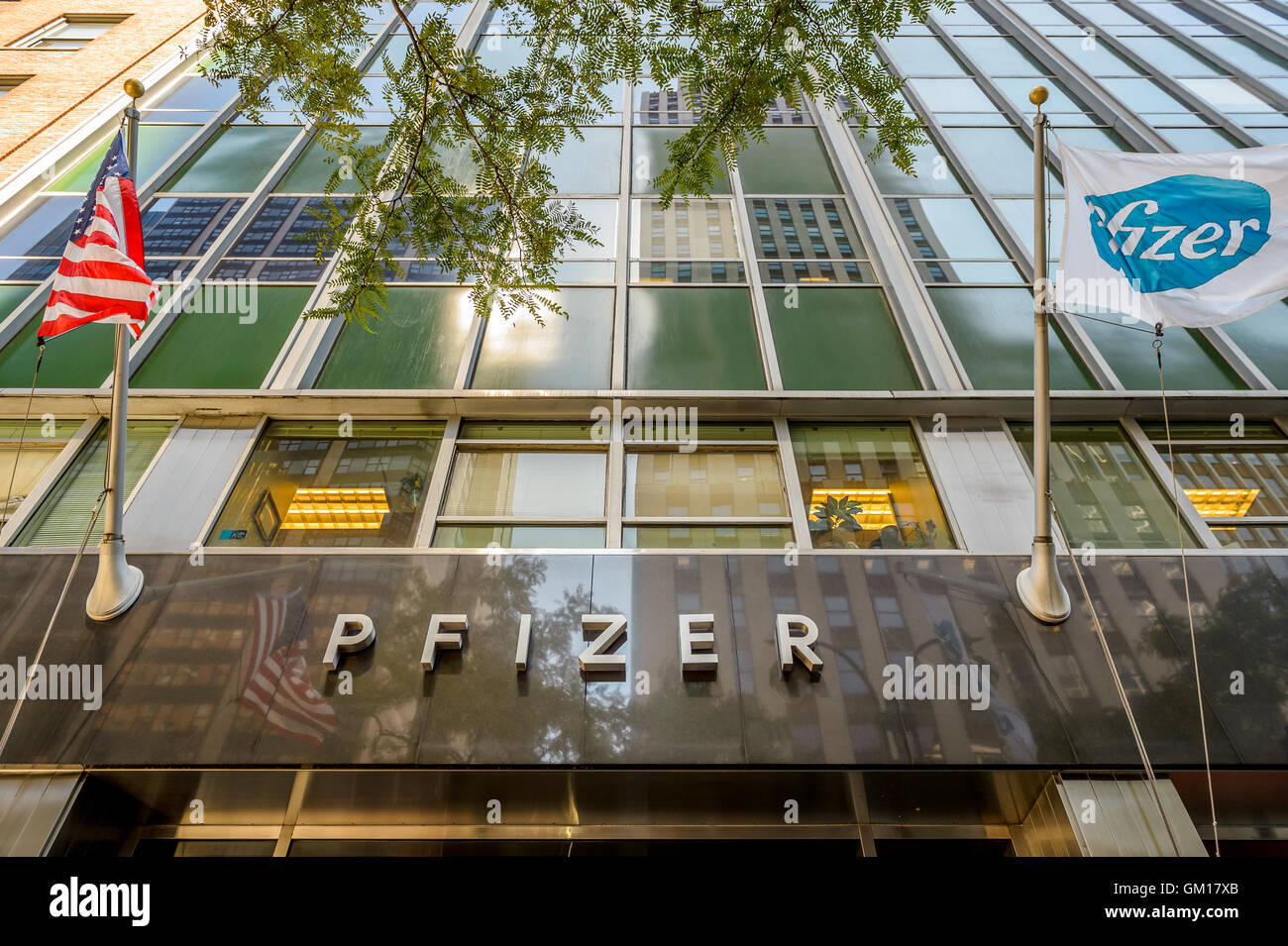 New York, Stati Uniti. 23 Ago, 2016. La Pfizer New York Headquarters - Pfizer ha annunciato un $14 miliardi di trattativa per Medivation, una società di biotecnologie che rende un importante farmaco antitumorale. La Pfizer aveva previsto di utilizzare la fusione di spostare la propria sede in Irlanda, ed eventualmente di ridurre la sua fattura fiscale, un movimento noto come un'inversione. Le nuove norme emanate dal governo degli STATI UNITI Tesoro hanno cambiato il modo in cui la percentuale di proprietà della società straniera è calcolato e crack verso il basso su una strategia fiscale chiamato 'guadagni stripping.' © Erik McGregor/Pacific Press/Alamy Live News Foto Stock