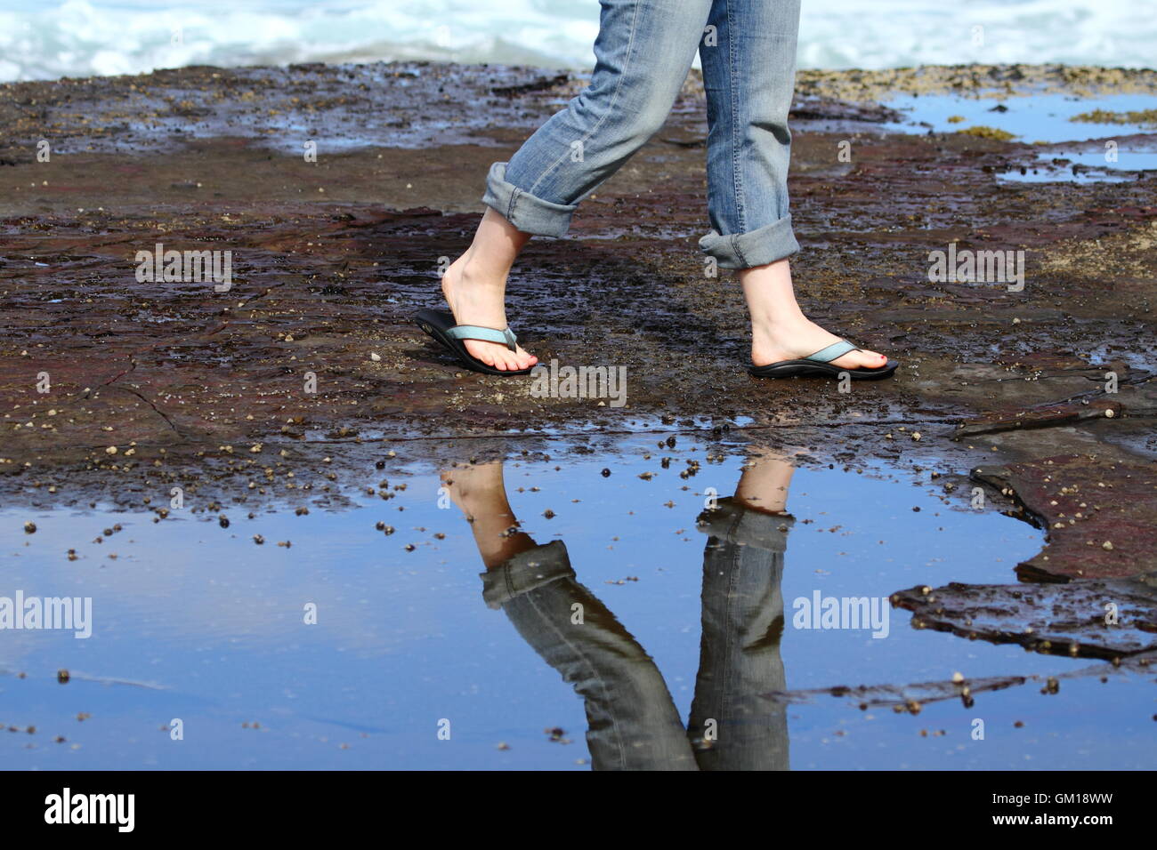 Jeans e infradito immagini e fotografie stock ad alta risoluzione Alamy