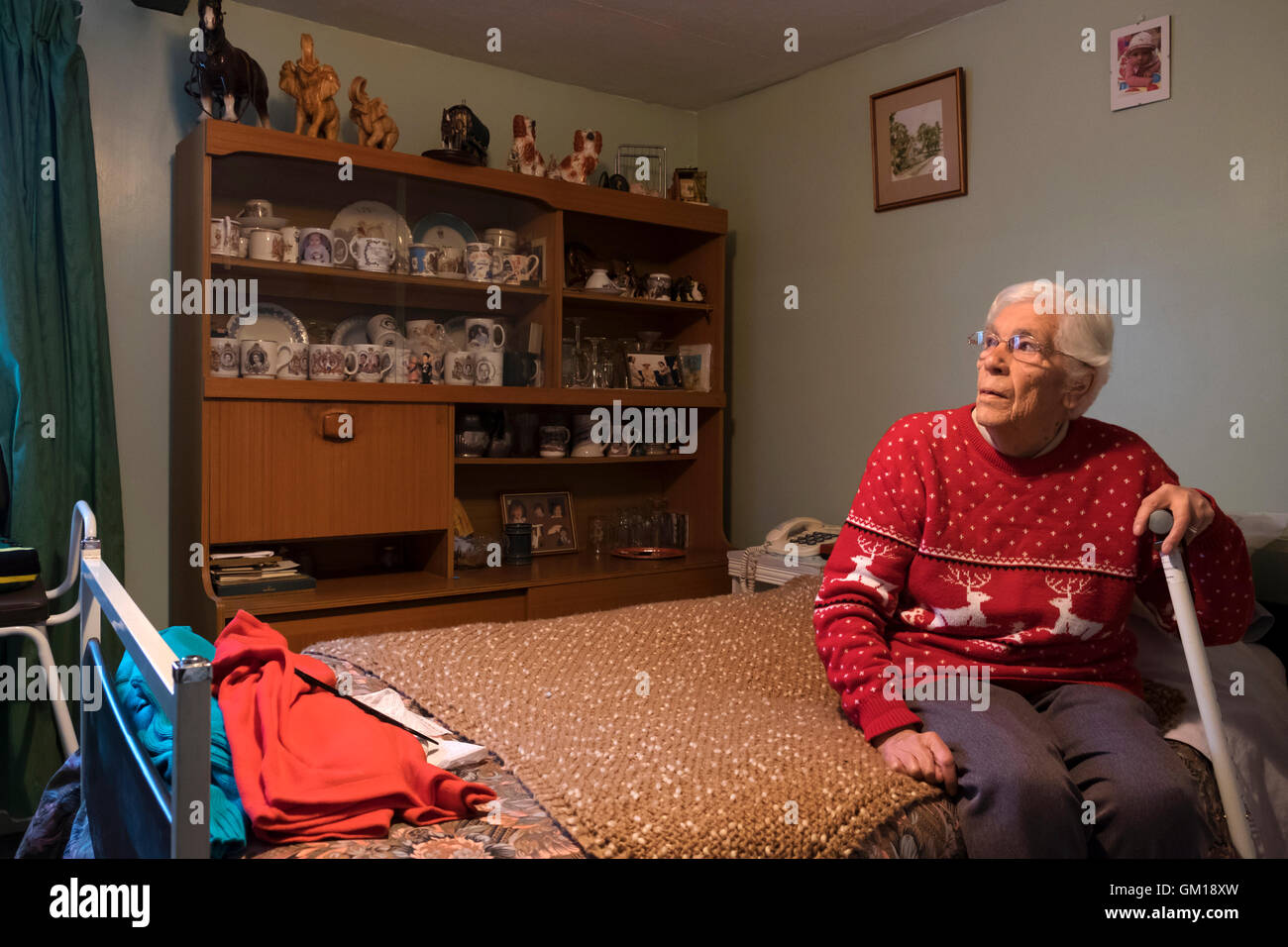 Donna anziana che vive da sola e dormire al piano inferiore dopo l'operazione all'anca Foto Stock