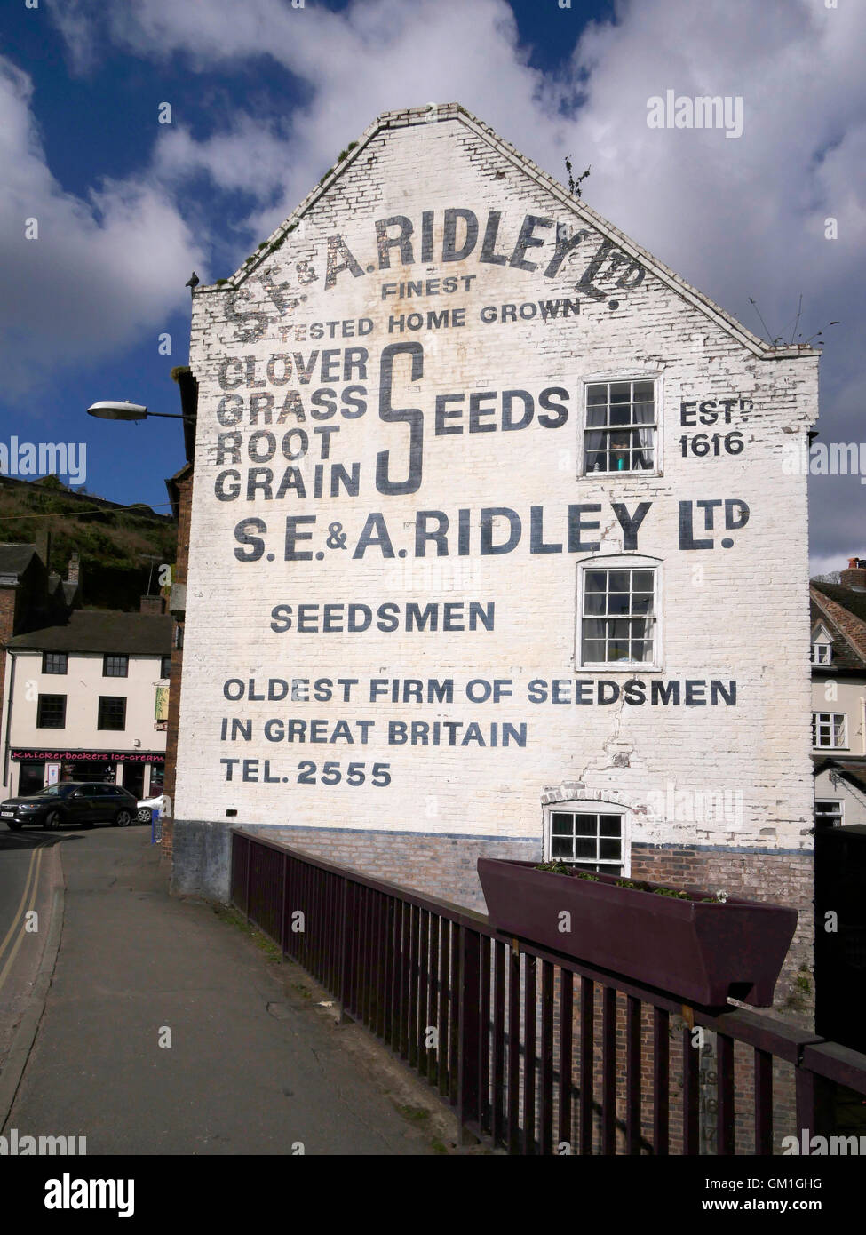Dipinto di pubblicità su un edificio a Bridgnorth, Shropshire, Inghilterra, Regno Unito. Foto Stock