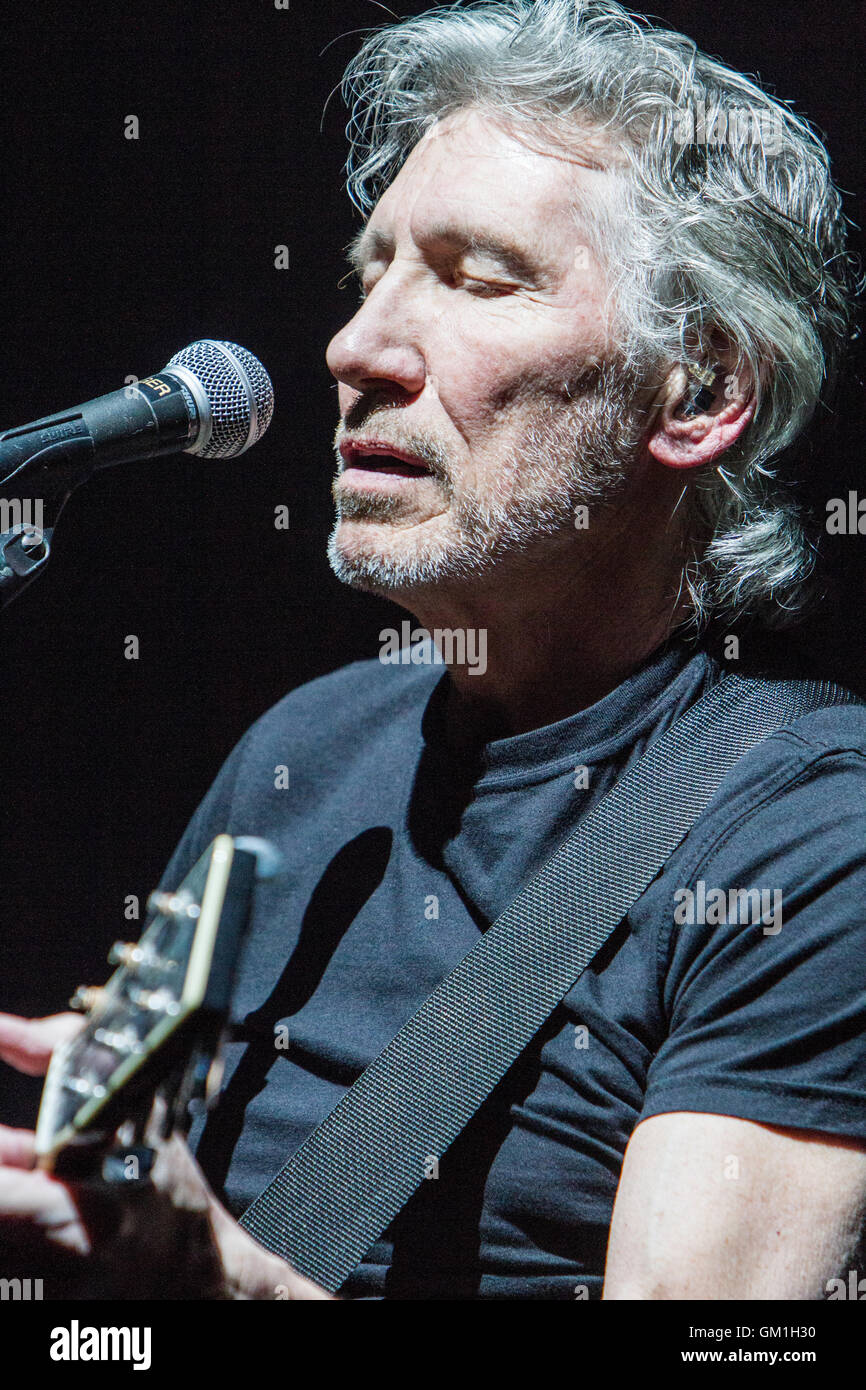 Milano Italia. 02Th Aprile 2011. Cantante britannico e il bassista Roger Waters suona dal vivo sul palco al Mediolanum Forum durante la 'Wal Foto Stock