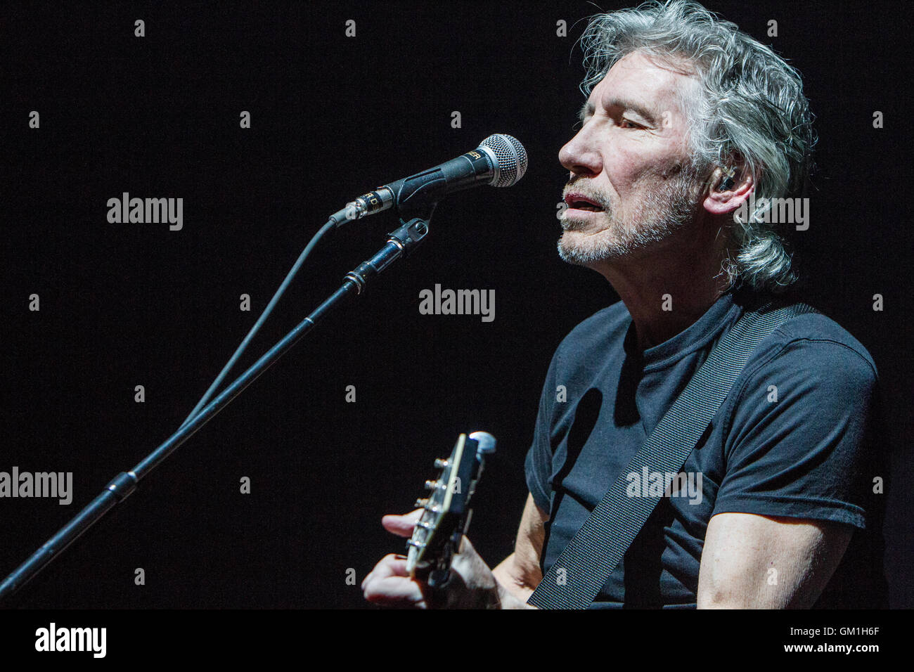 Milano Italia. 02Th Aprile 2011. Cantante britannico e il bassista Roger Waters suona dal vivo sul palco al Mediolanum Forum durante la 'Wal Foto Stock