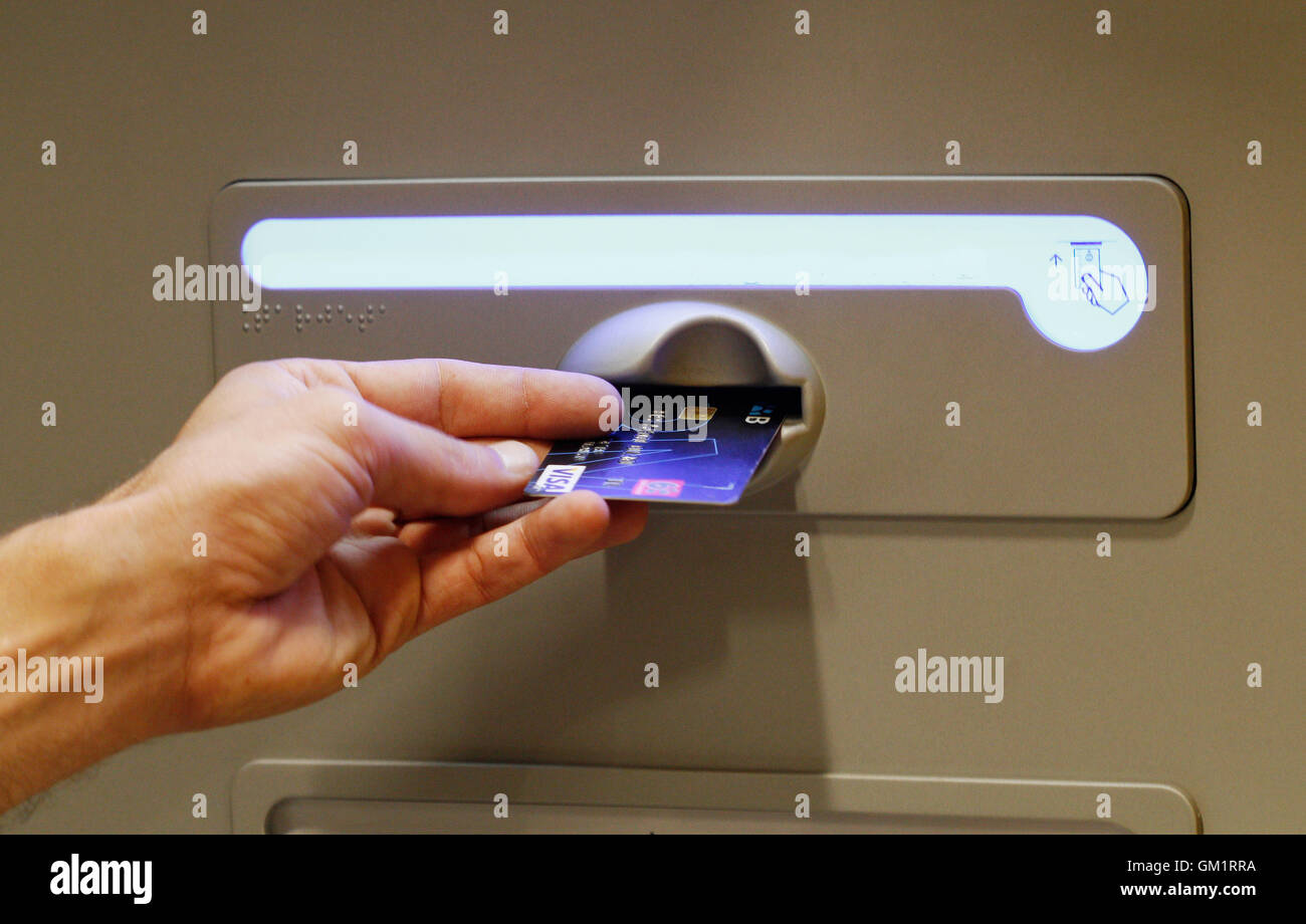 Inserimento di una carta di credito in un atm Foto Stock
