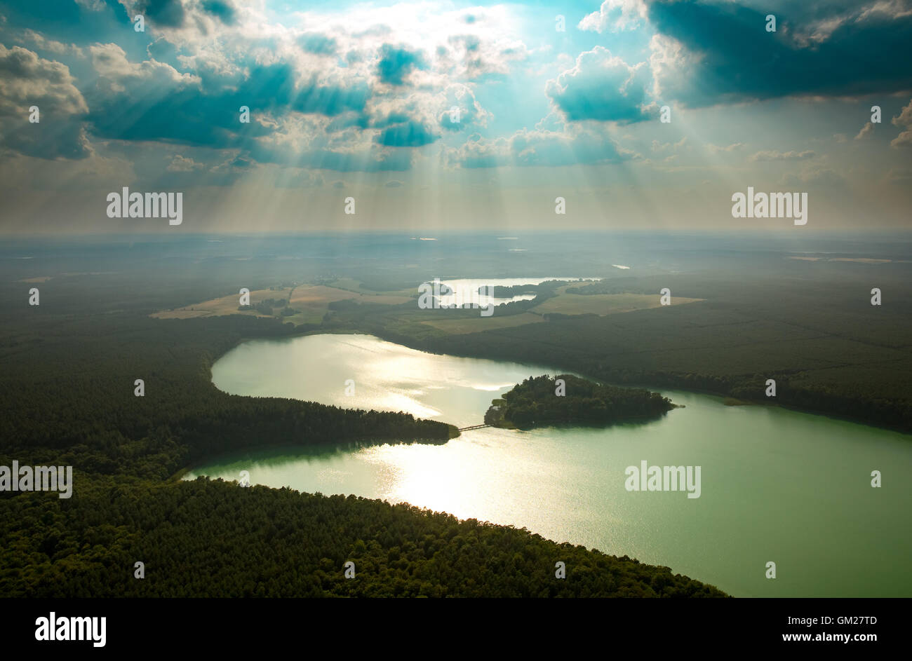 Vista aerea, Brückentinsee Island Hotel Brückentinsee, verde acqua, isola, foresta, luce posteriore, hotel su un'isola, Neustrelitz, Foto Stock