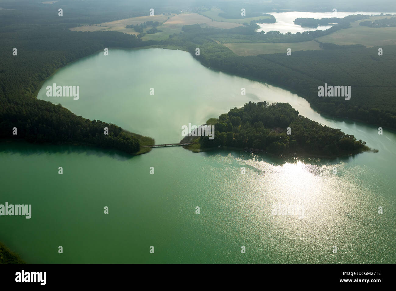 Vista aerea, Brückentinsee Island Hotel Brückentinsee, verde acqua, isola, foresta, luce posteriore, hotel su un'isola, Neustrelitz, Foto Stock