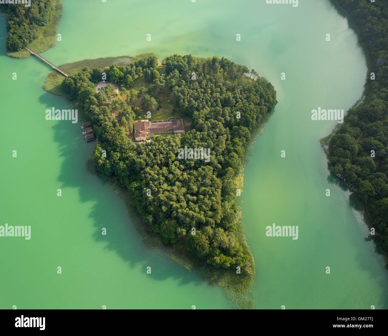 Vista aerea, Brückentinsee Island Hotel Brückentinsee, verde acqua, isola, foresta, luce posteriore, hotel su un'isola, Neustrelitz, Foto Stock