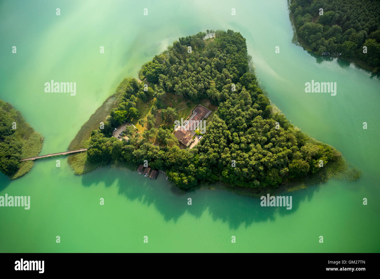 Vista aerea, Brückentinsee Island Hotel Brückentinsee, verde acqua, isola, foresta, luce posteriore, hotel su un'isola, Neustrelitz, Foto Stock