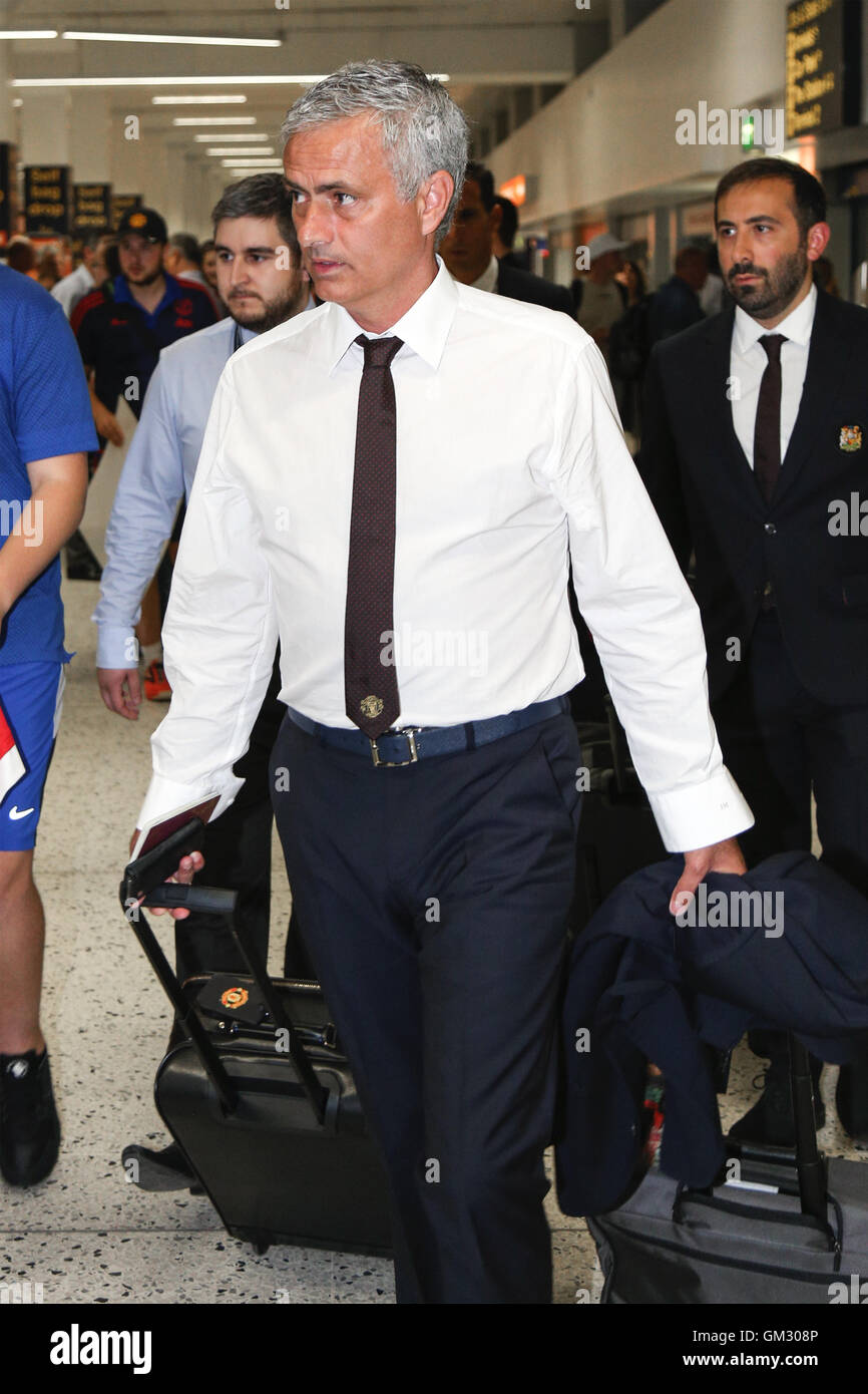 Jose Mourinho lascia Manchester Airport per il Manchester United pre-stagione tour della Cina. Foto Stock