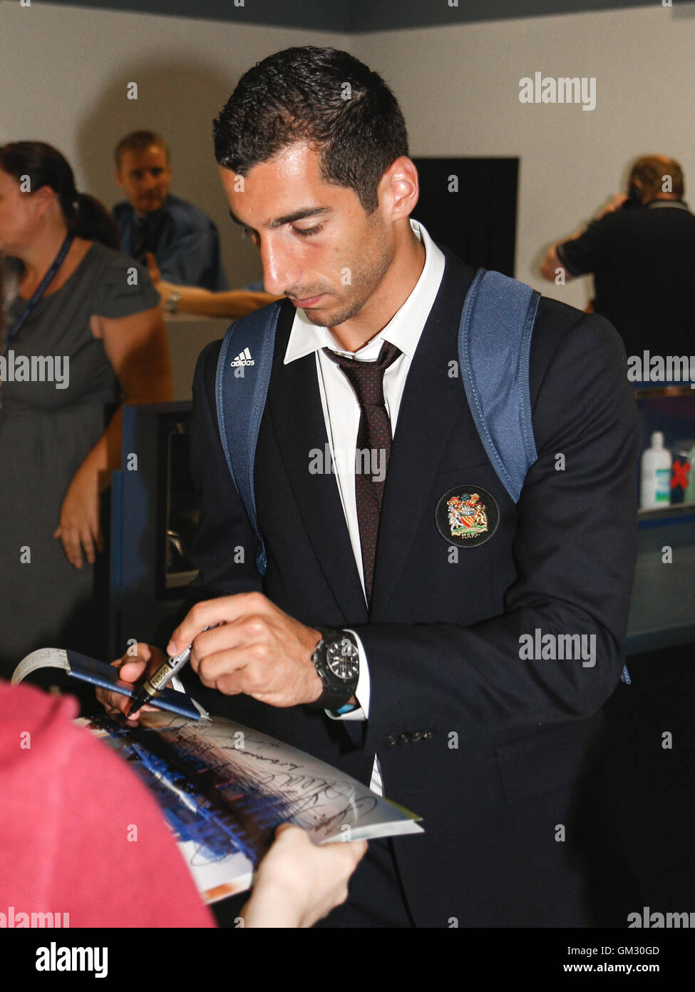 Henrikh Mkhitaryan lascia Manchester Airport per il Manchester United pre-stagione tour della Cina. Foto Stock