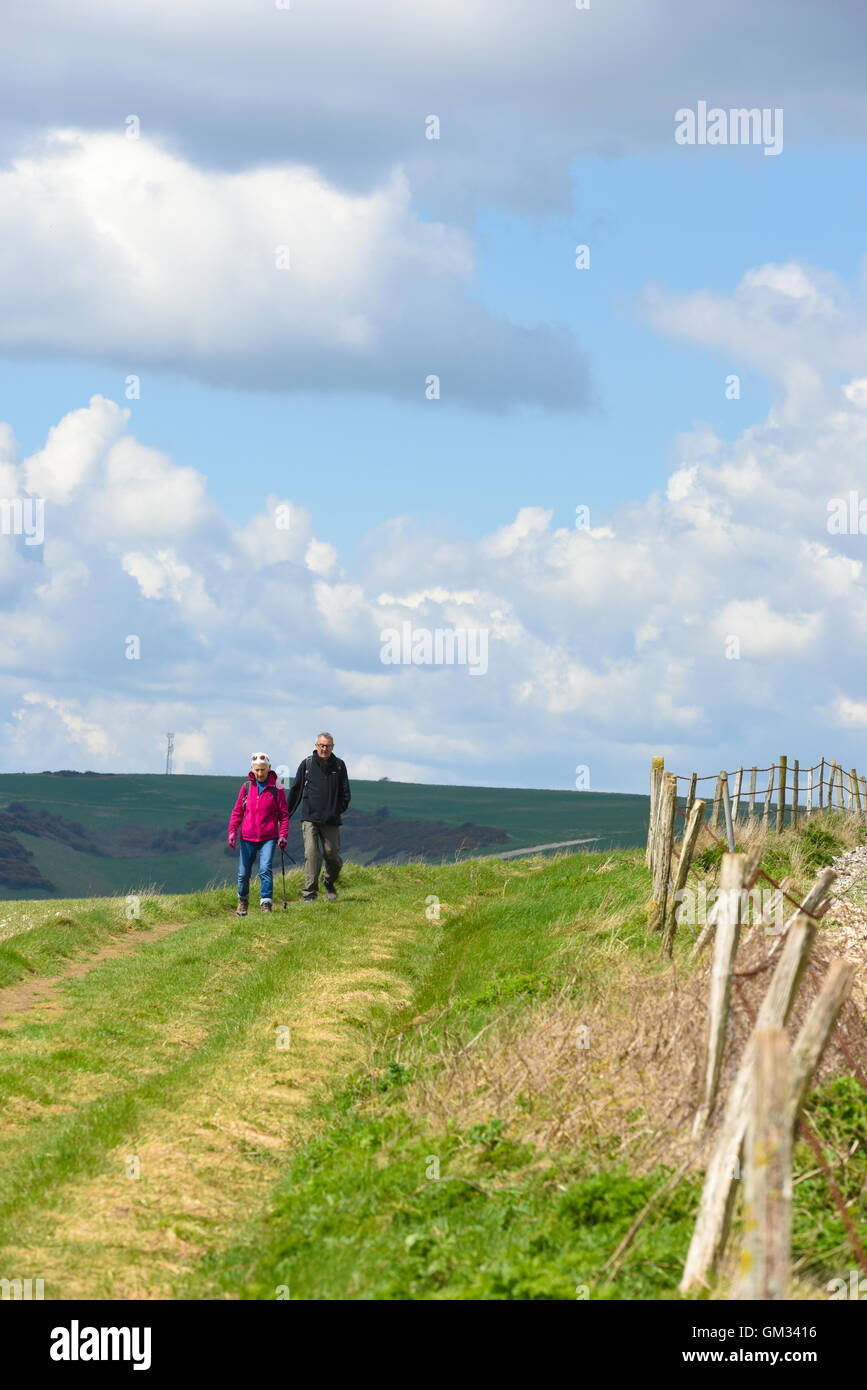 Un paio di camminare sulla South Downs in East Sussex, Regno Unito Foto Stock