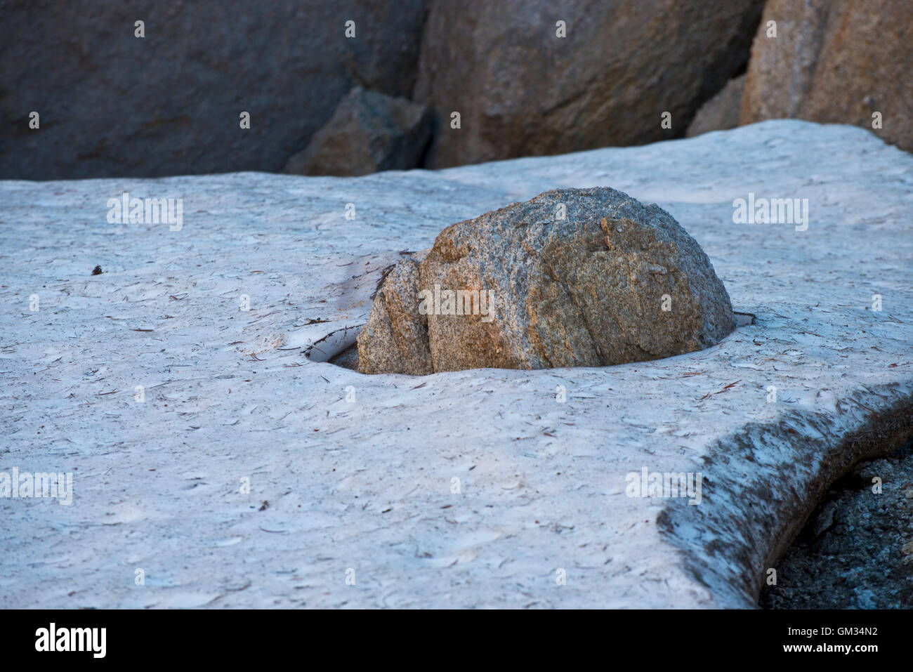 Roccia esposta da una fusione campo di neve su Benson Lago loop trail Foto Stock