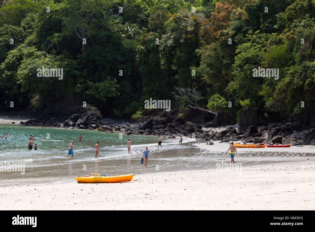 Parco Nazionale di Manuel Antonio; i turisti sulla spiaggia sport acquatici attività all'aperto, Playa Biesanz, Parco Nazionale di Manuel Antonio, Costa Rica Foto Stock
