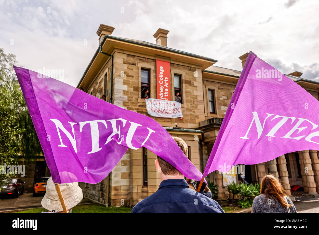 Sydney, Australia. 23 Ago, 2016. Membro della nazionale di istruzione terziaria europea (NTEU) supportando la Sydney University College of Arts occupazione di uffici amministrativi a Sydney, in Australia. Gli studenti stanno protestando per salvare il Collegio dal previsto tagli del personale, campus si muove e la sospensione di alcune iscrizioni per il 2017. © Hugh Peterswald/Pacific Press/Alamy Live News Foto Stock