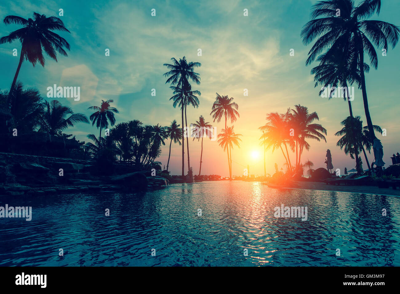 Fantastico tramonto e le palme in spiaggia tropicale. Foto Stock