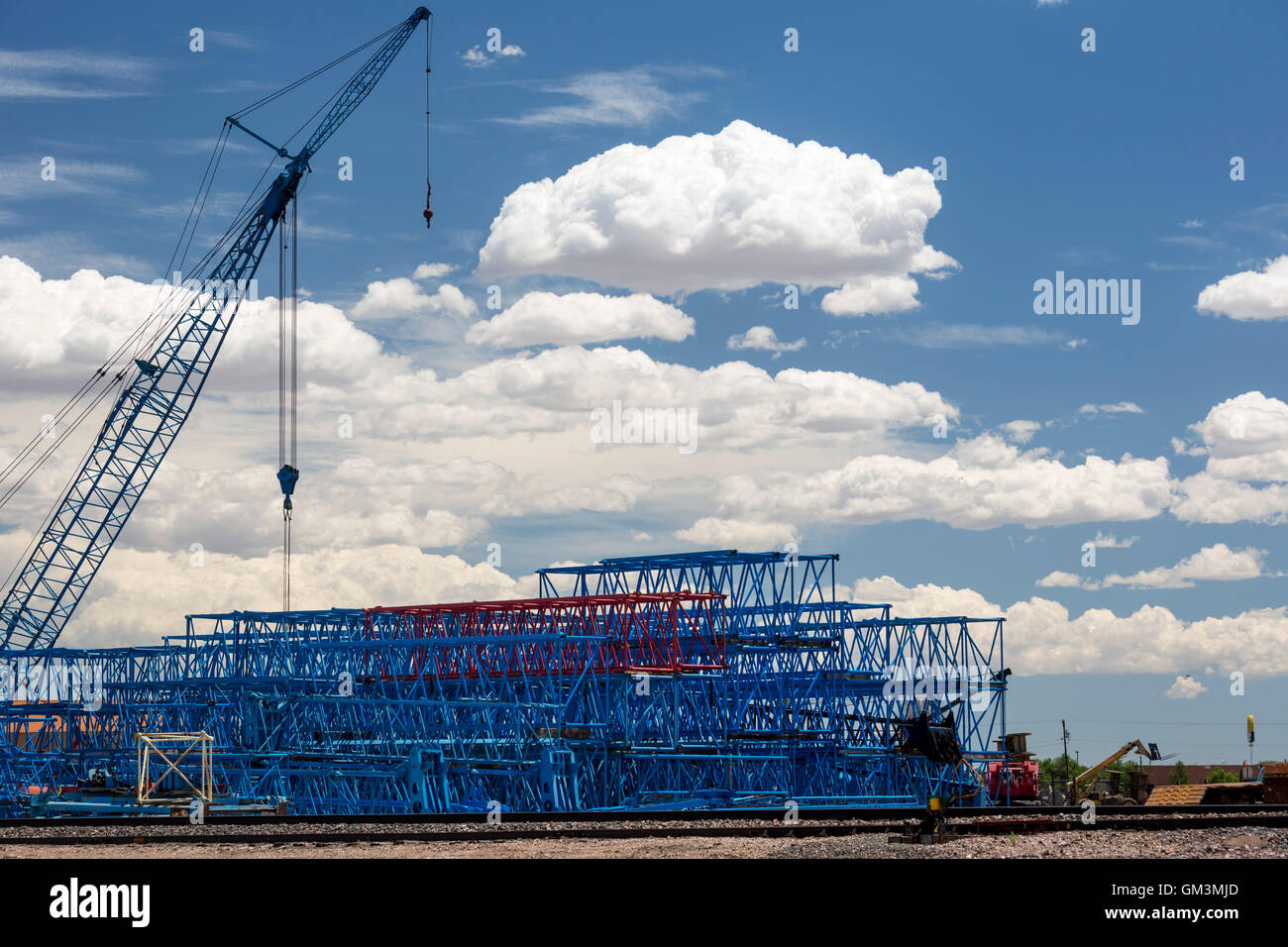 Denver, Colorado - sezioni dei bracci della gru e memorizzati in un cantiere di Denver. Foto Stock