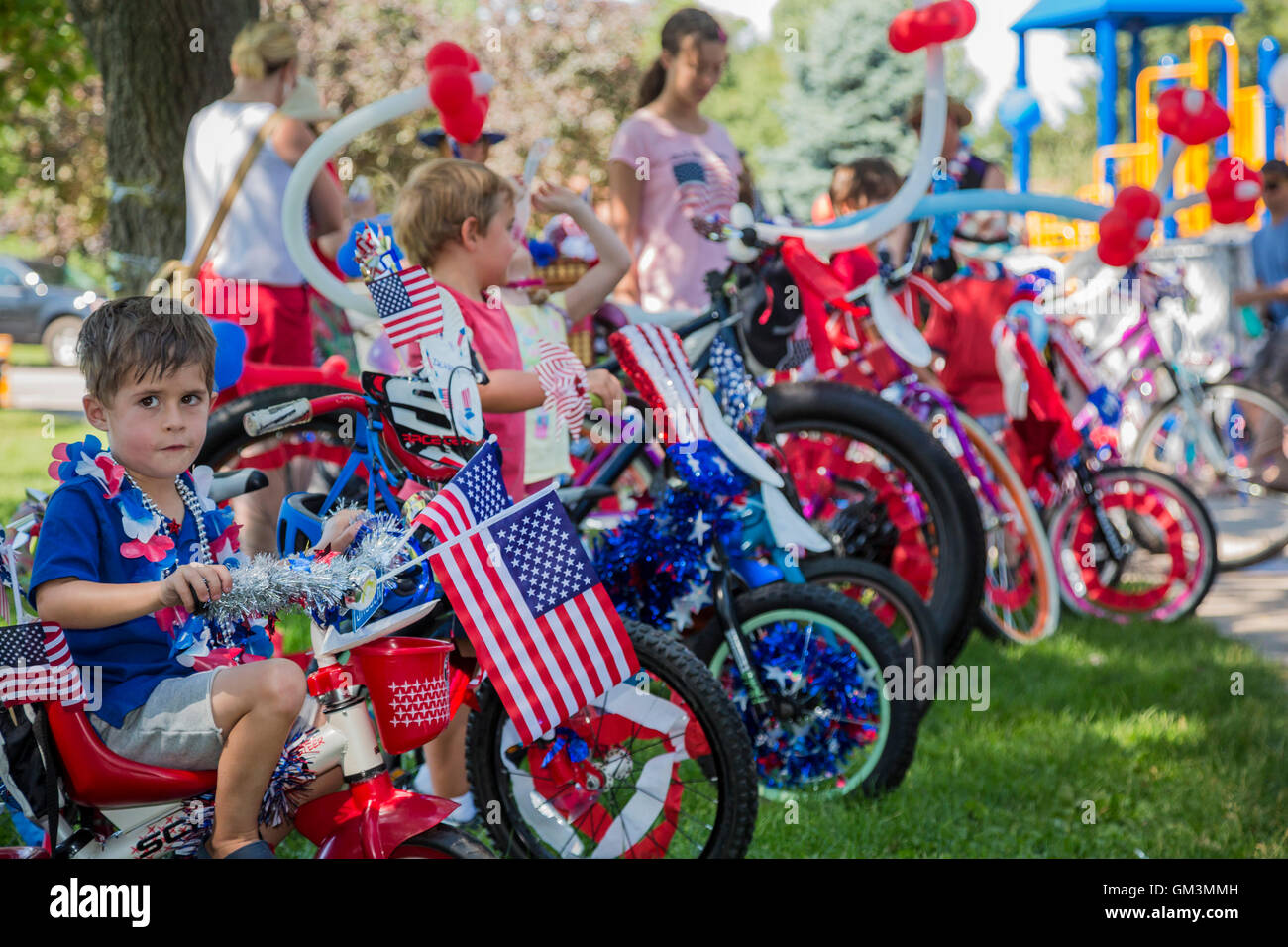 Wheat Ridge in Colorado - Bambini attendere la valutazione della bici concorso di decorazione al 4 luglio parata e picnic. Foto Stock