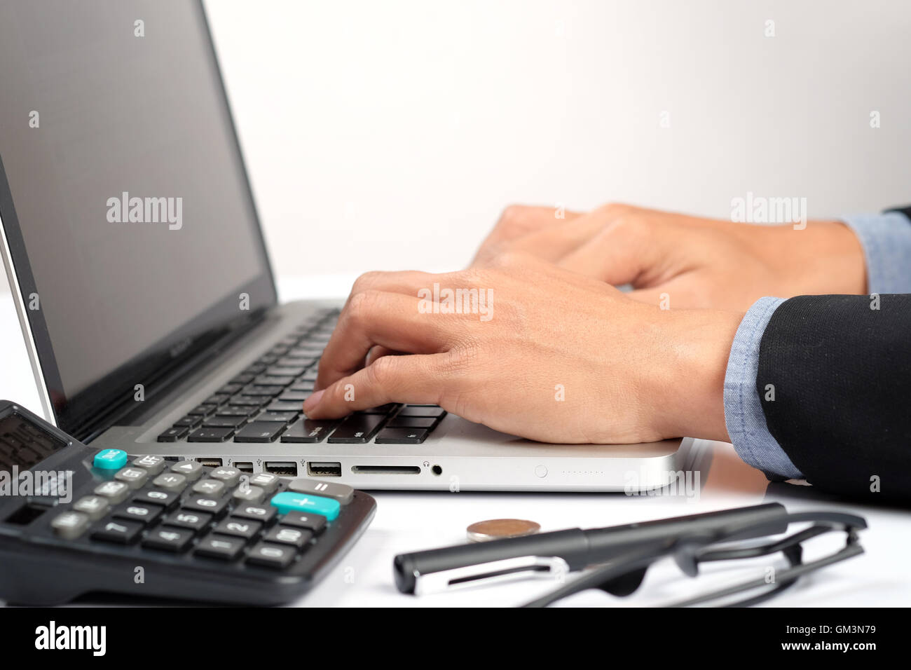Business man mano digitando su un PC o un computer portatile tastiera Foto Stock