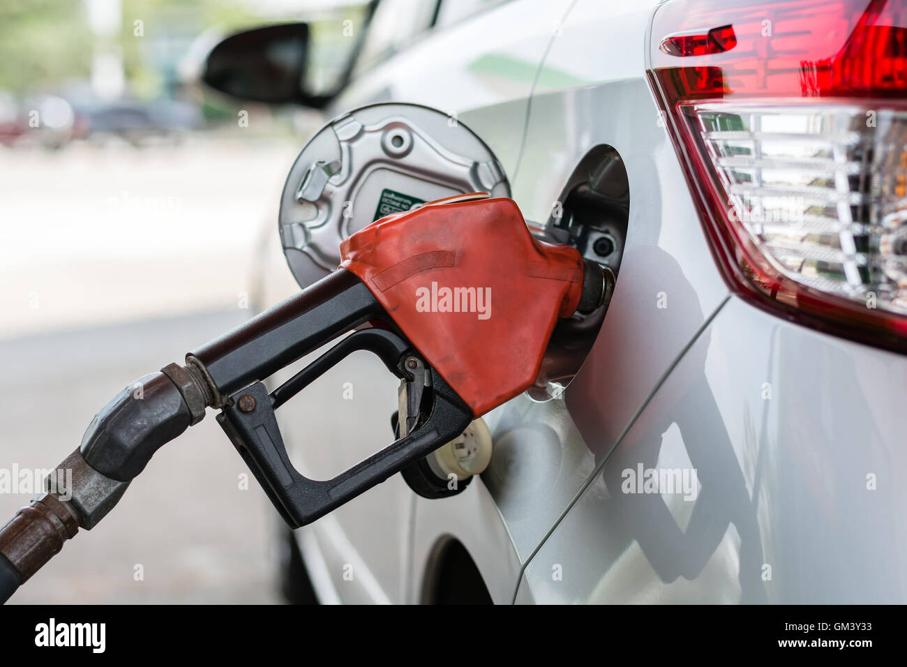 Ugello carburante per aggiungere carburante in auto alla stazione di gas Foto Stock