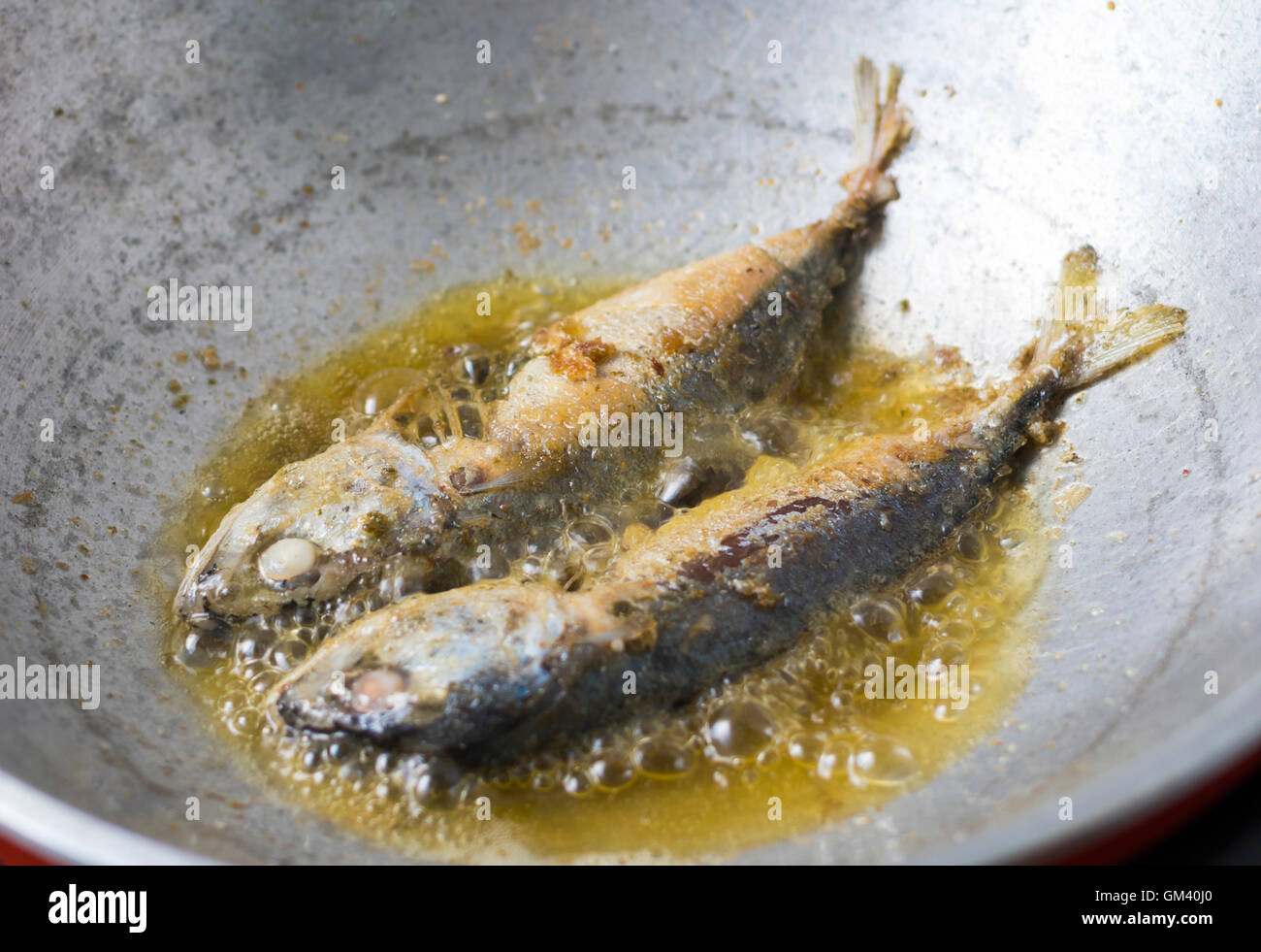 Sgombro fritto in padella con olio caldo Foto Stock