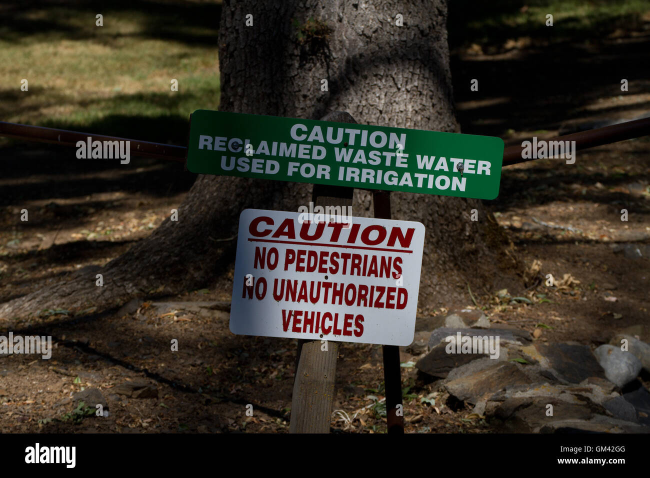 Segno di avvertimento di uso di HCFC rigenerati acque reflue essendo utilizzato per irragation sul campo da golf. In California. Stati Uniti d'America Foto Stock