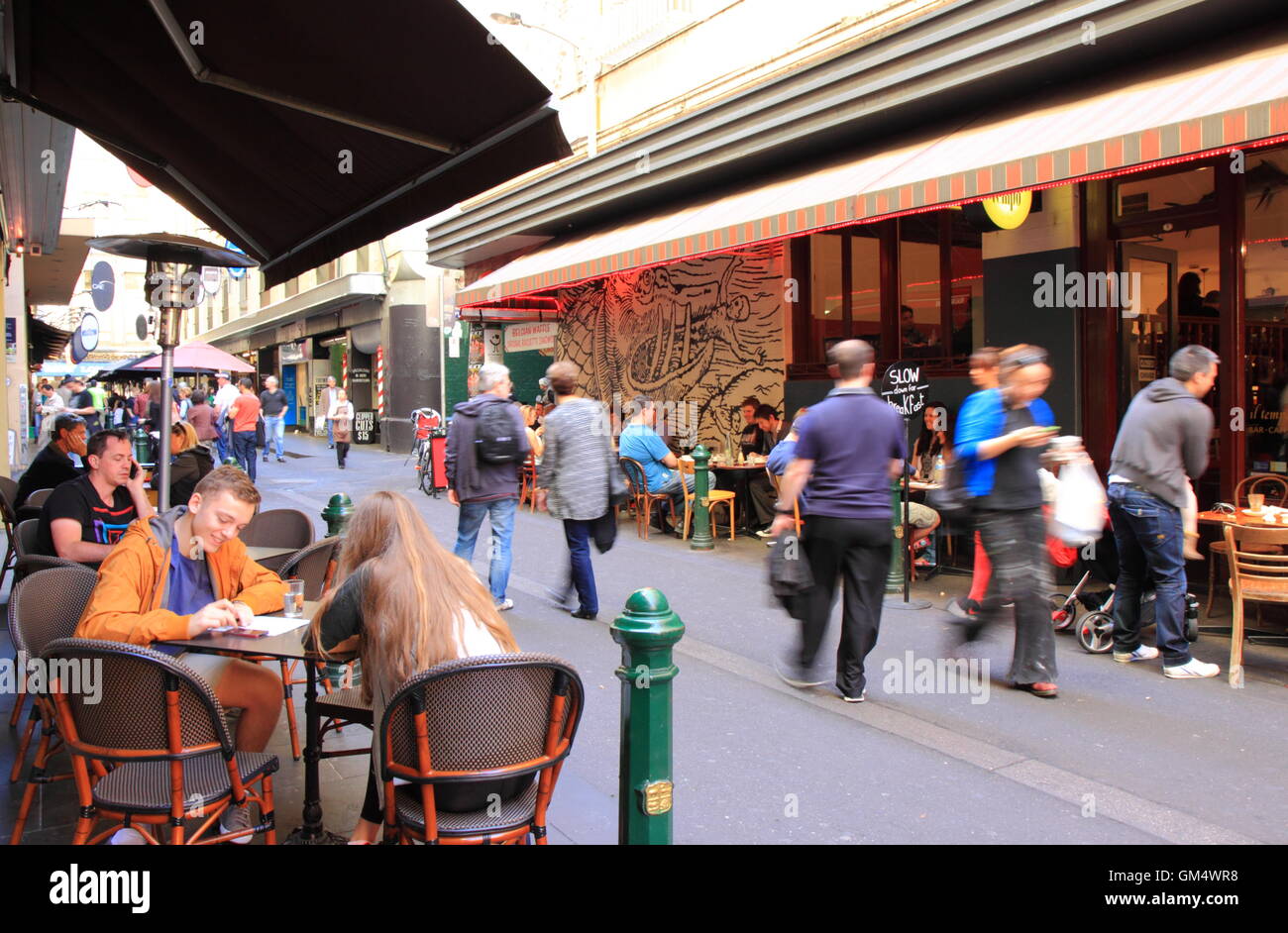 Le persone godono di cenare in Degraves street a Melbourne in Australia. Foto Stock