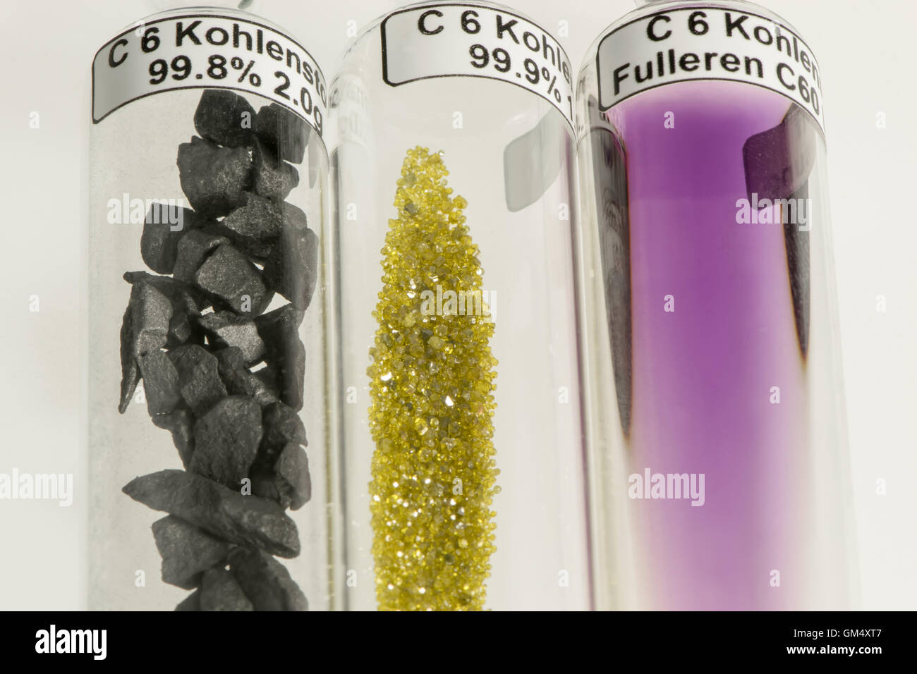 Grafite, diamante, il fullerene - modifica del carbonio in fiale di vetro Foto Stock