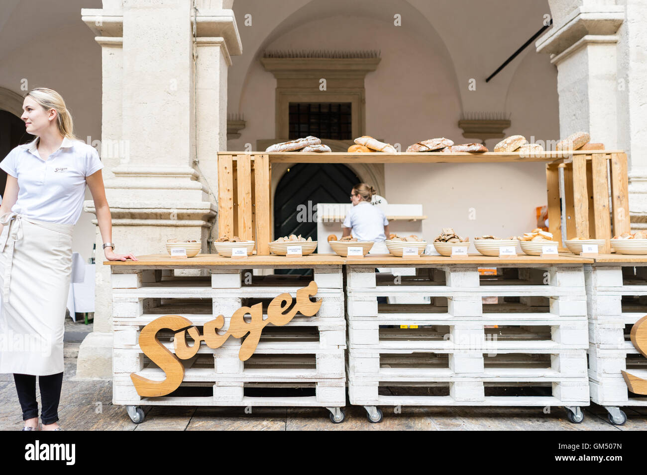 La selezione di diversi tipi di pane a lunga tavola - Lange Tafel der Genusshauptstadt Graz Foto Stock