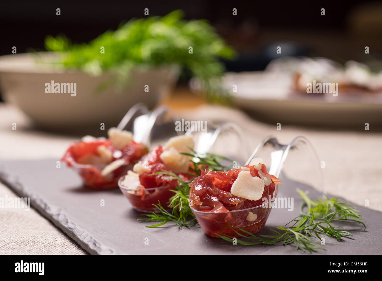 Antipasti di carne, Carpaccio e Parmigiano servito su un cucchiaio Foto Stock