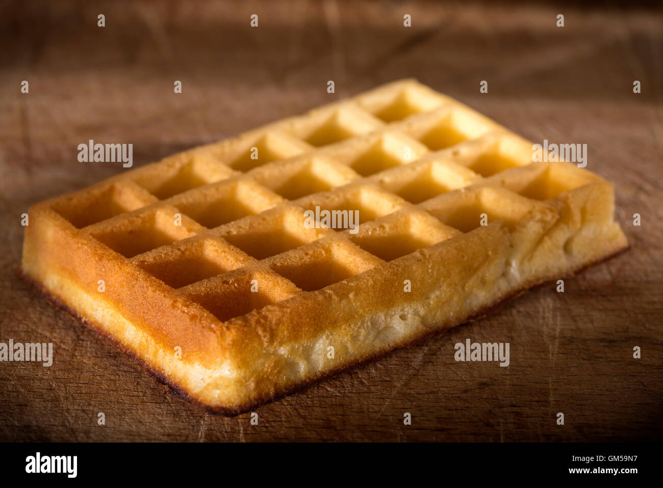 Waffle freschi su uno sfondo di legno Foto Stock