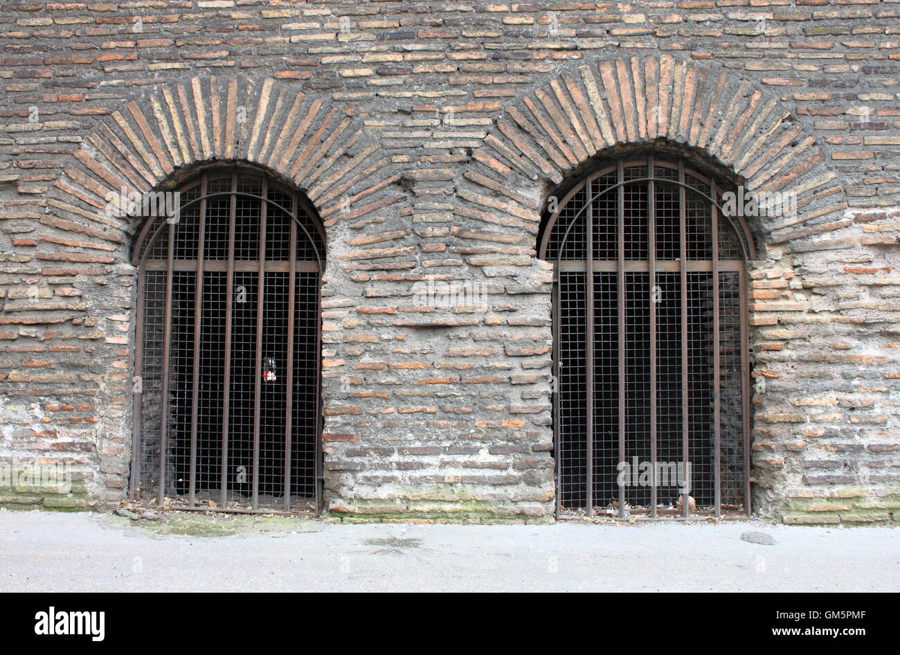 Le porte chiuse di una prigione con sbarre Foto Stock