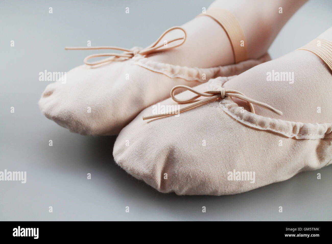 Close-up della ballerina gambe in pantofole Foto Stock