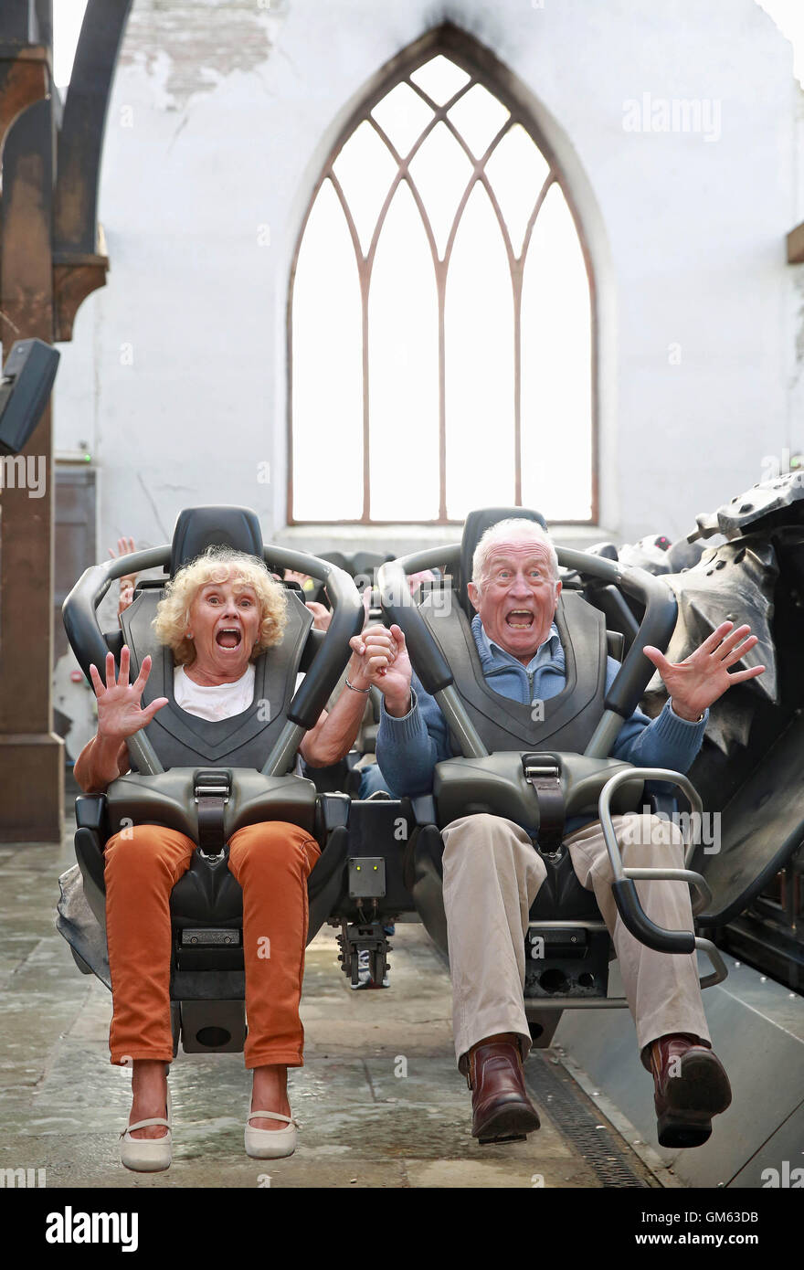 Emily Barker, 71 anni, e Tony Barrett, 80 anni, celebrano il lancio del Old Age Coaster Pass, il primo pass britannico scontato per i pensionati, al Thorpe Park Resort, Surrey. Foto Stock