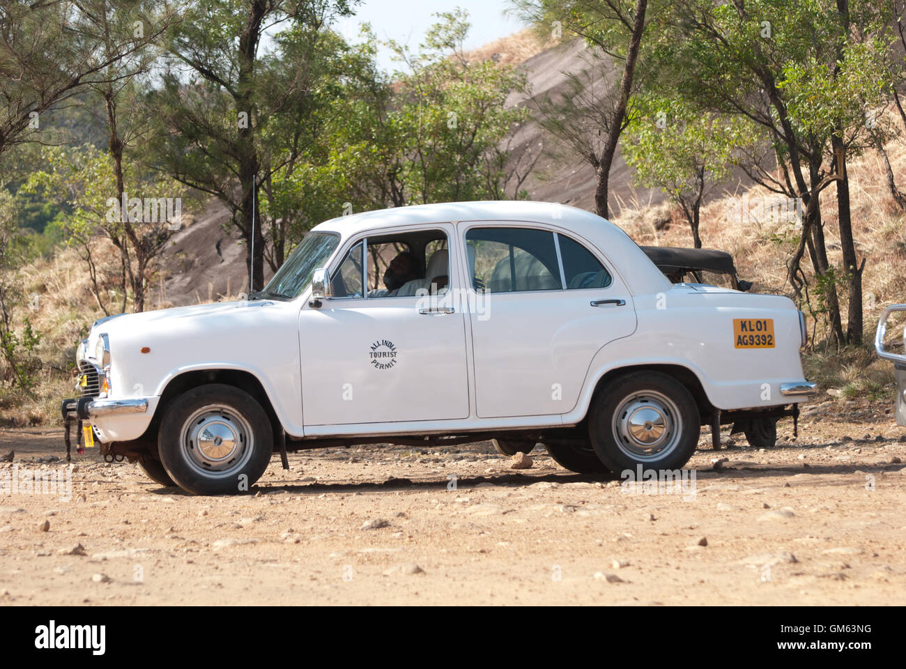 WhiteTaxi in attesa di tariffa in Kerala, India. Foto Stock